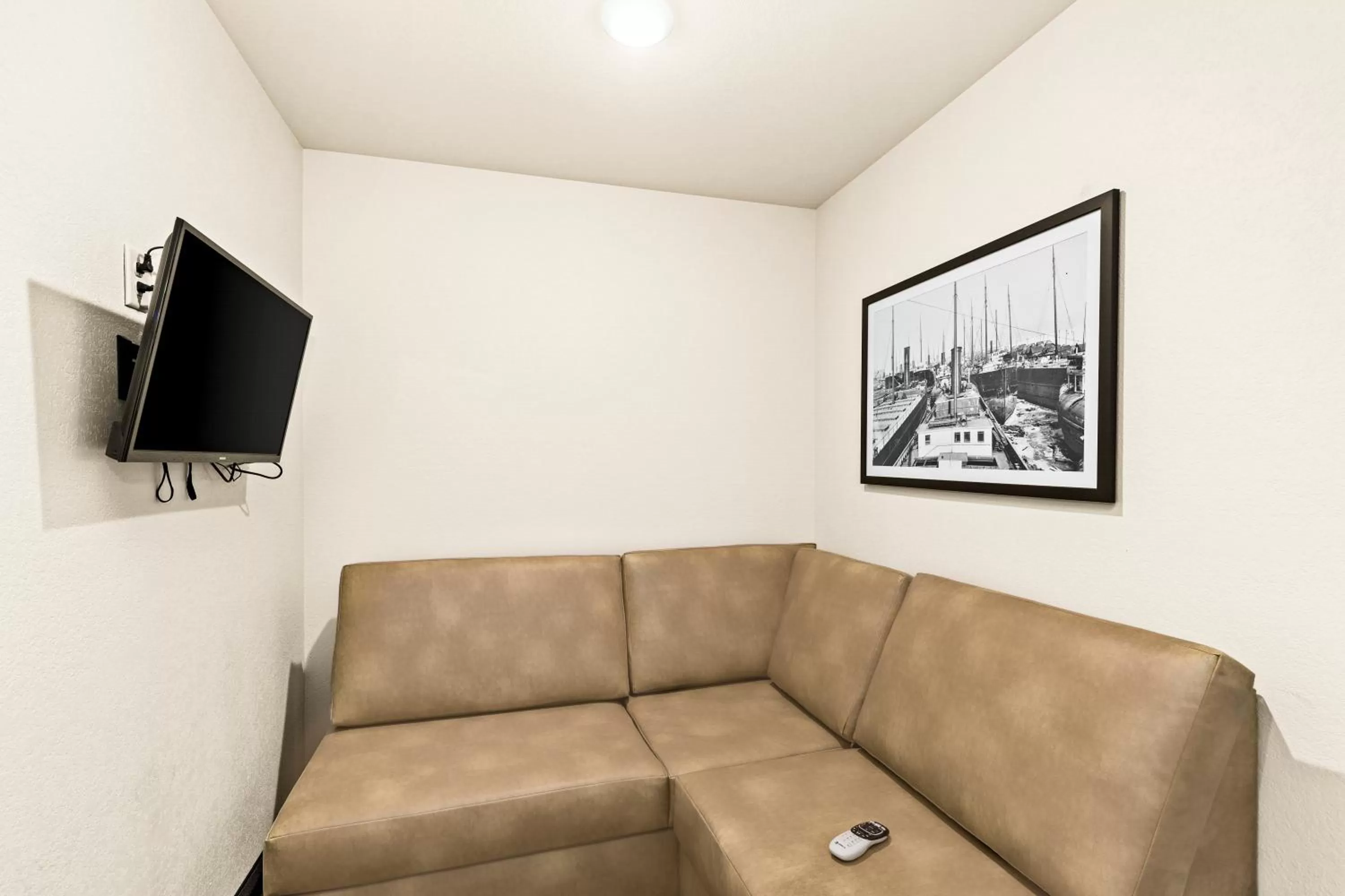 Seating area in Cobblestone Hotel & Suites - Superior Duluth