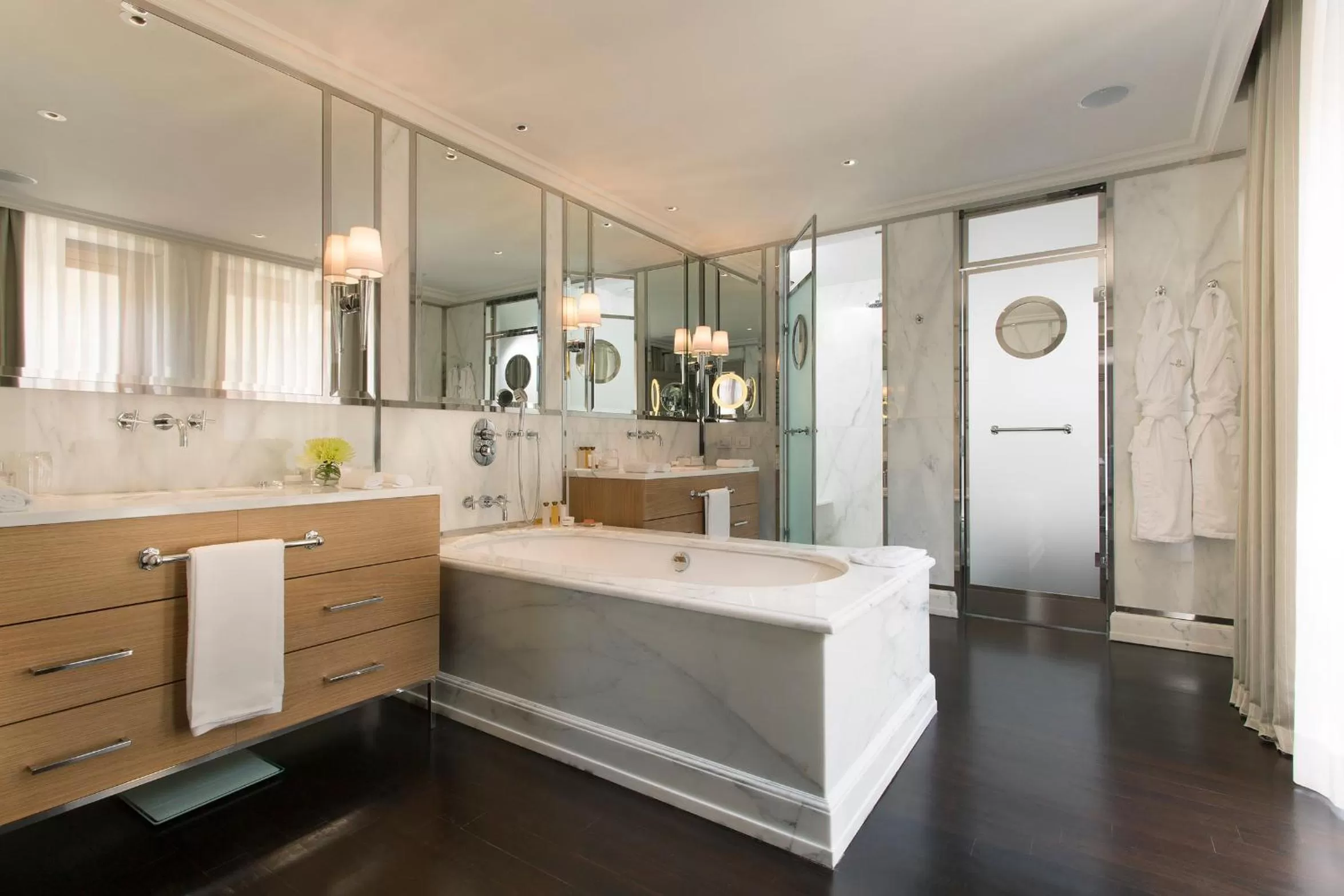 Bathroom in Portrait Firenze - Lungarno Collection