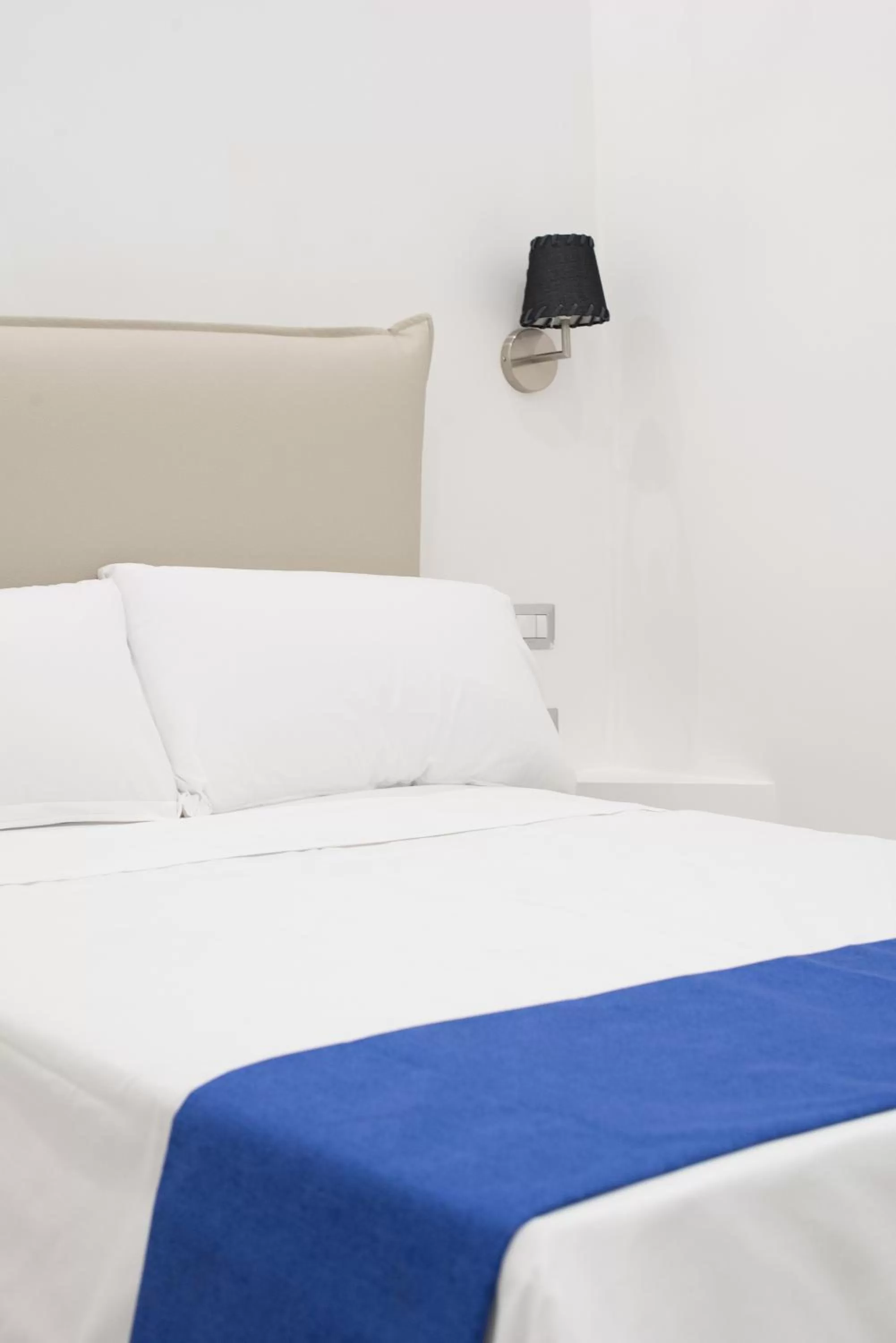 Photo of the whole room, Bed in Toledo in