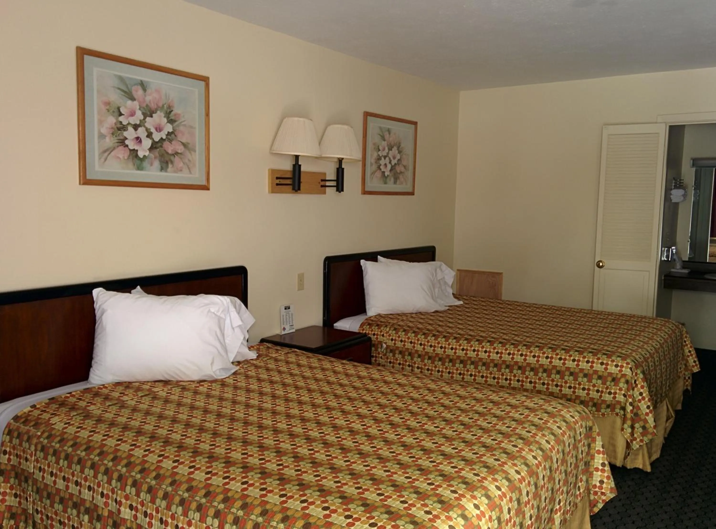 Bed in Economy Inn Toledo-Perrysburg