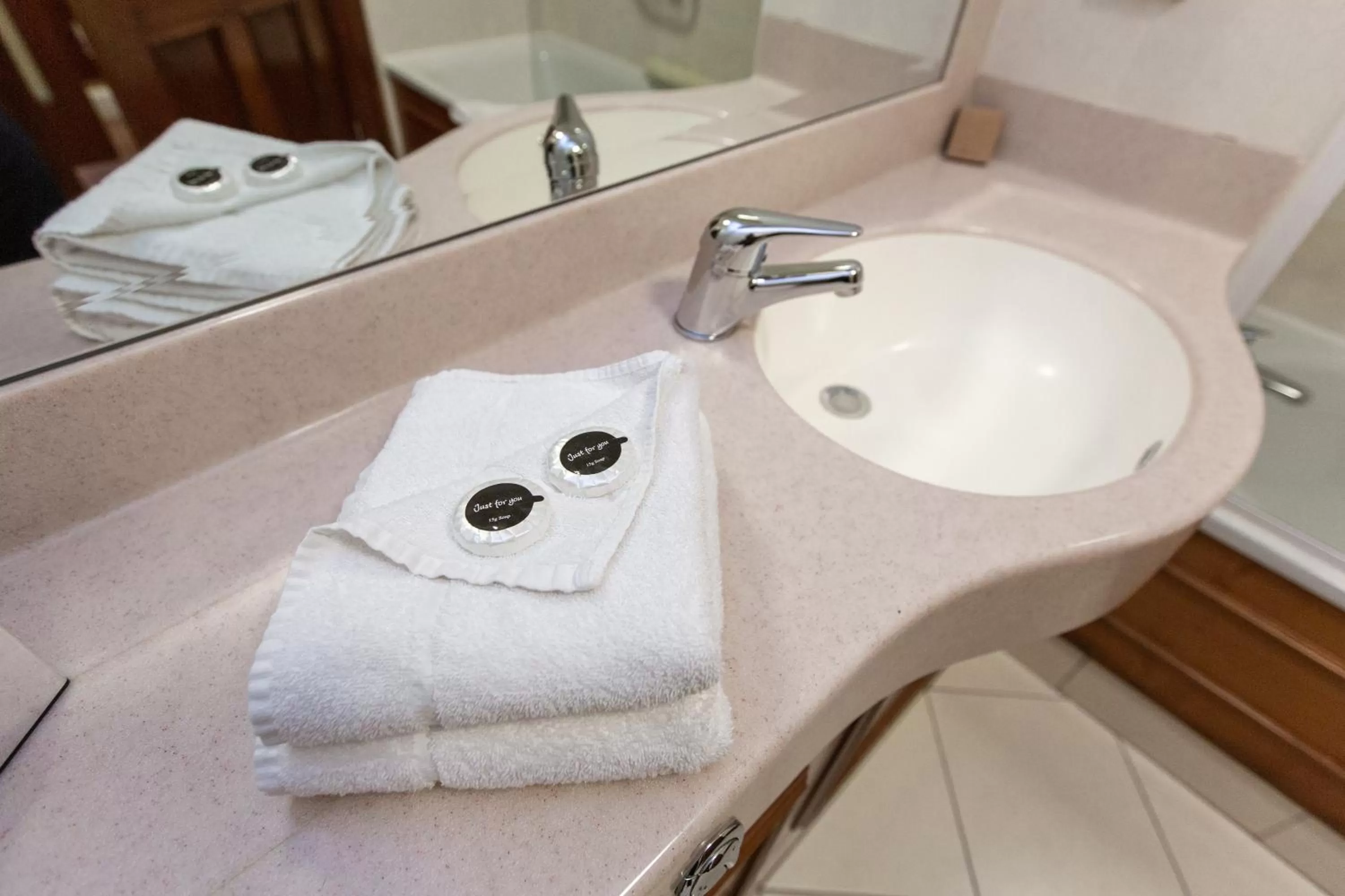 Bathroom in Hamlet Court Hotel