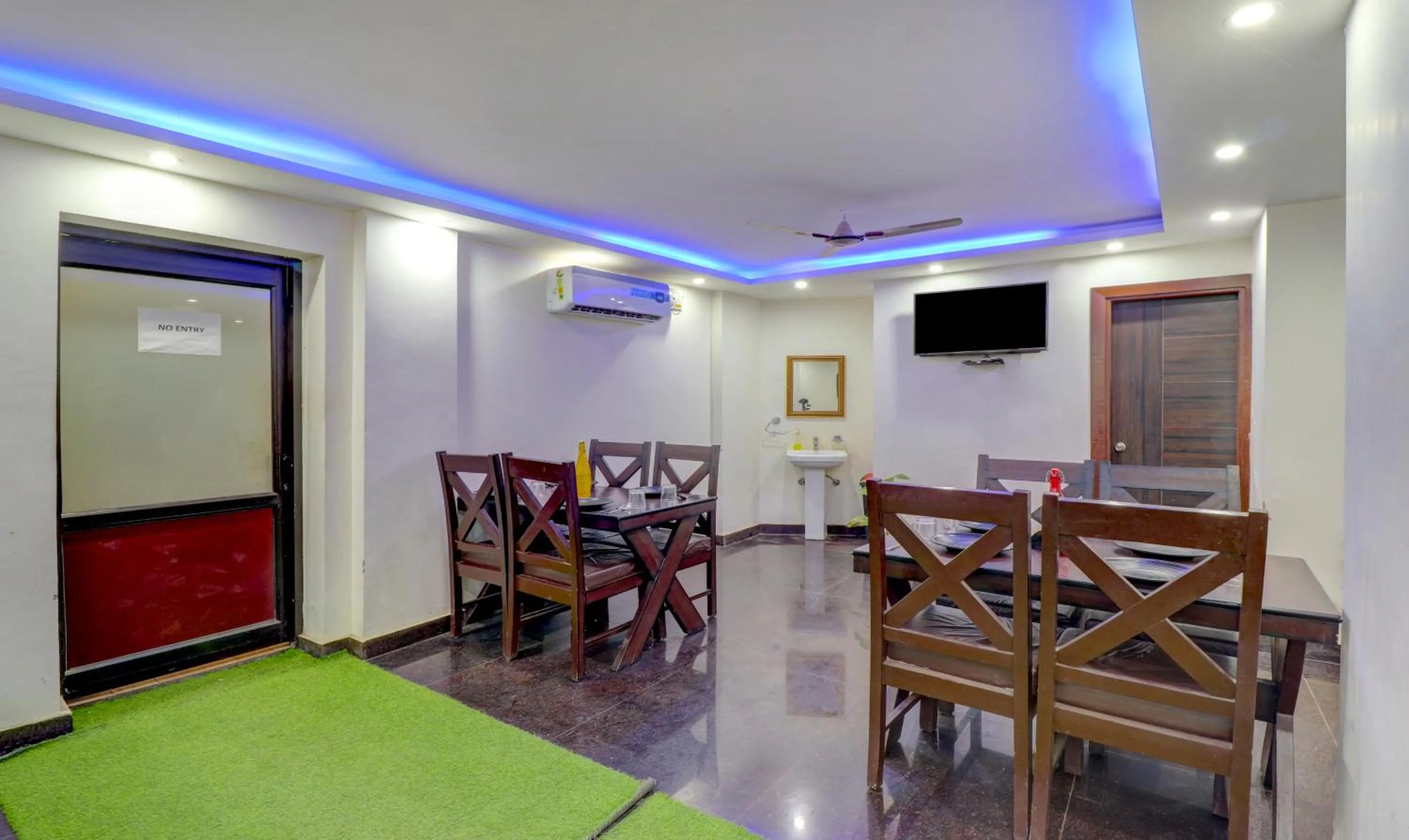 Restaurant/places to eat in Itsy Hotels NV, Tapovan