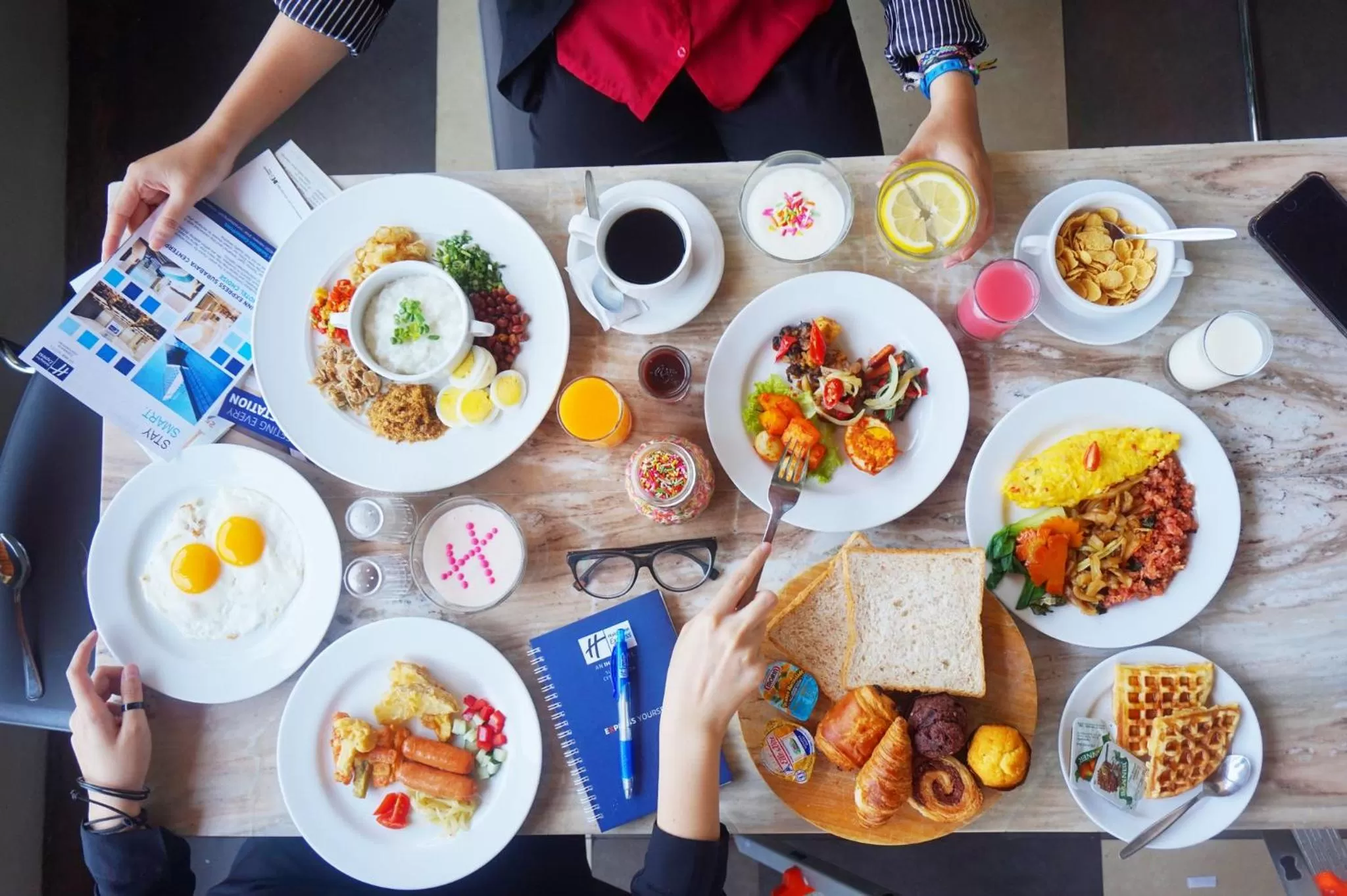 Restaurant/places to eat in Holiday Inn Express Surabaya CenterPoint by IHG