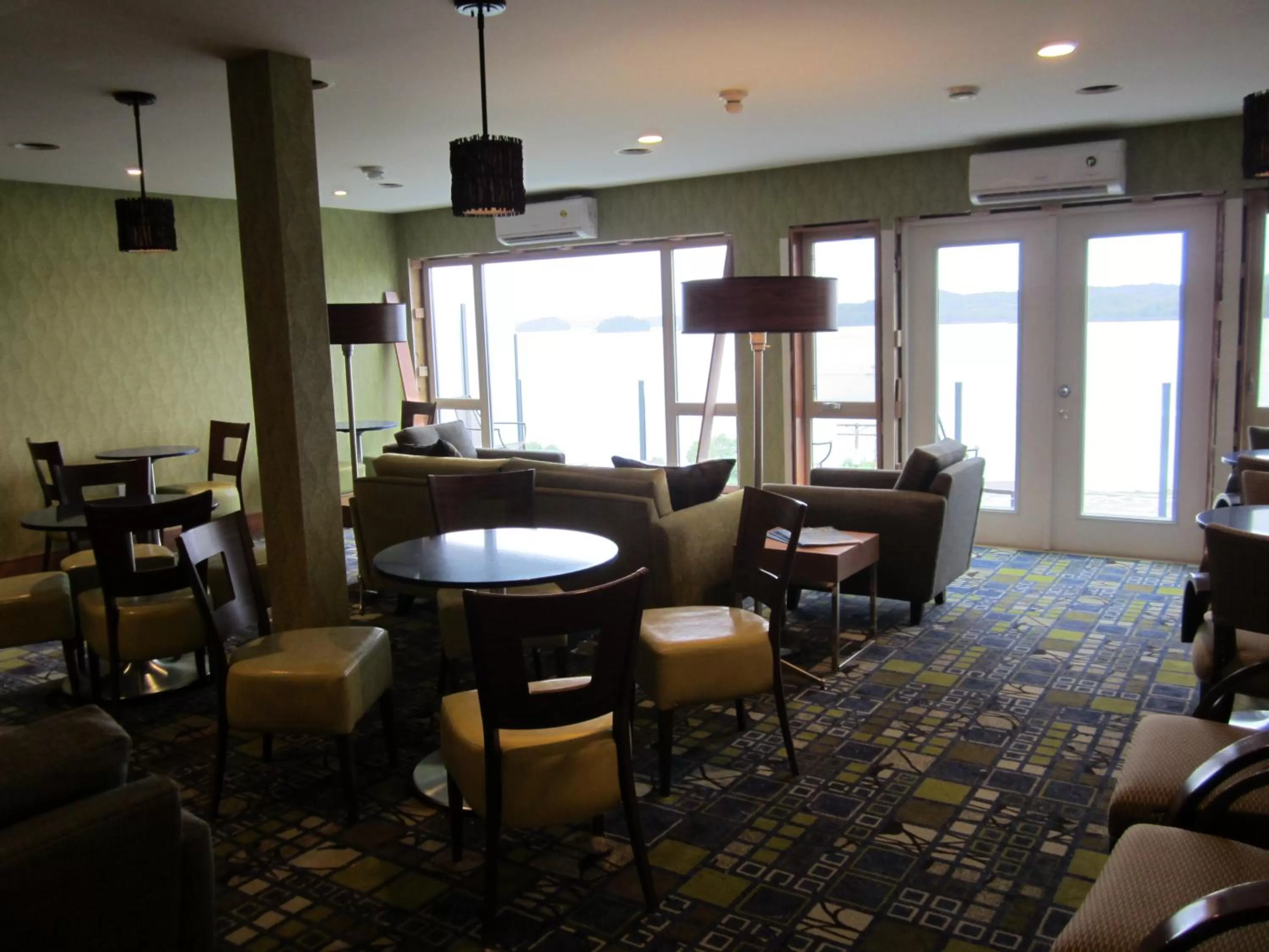 Communal lounge/ TV room in Inn on the Harbour