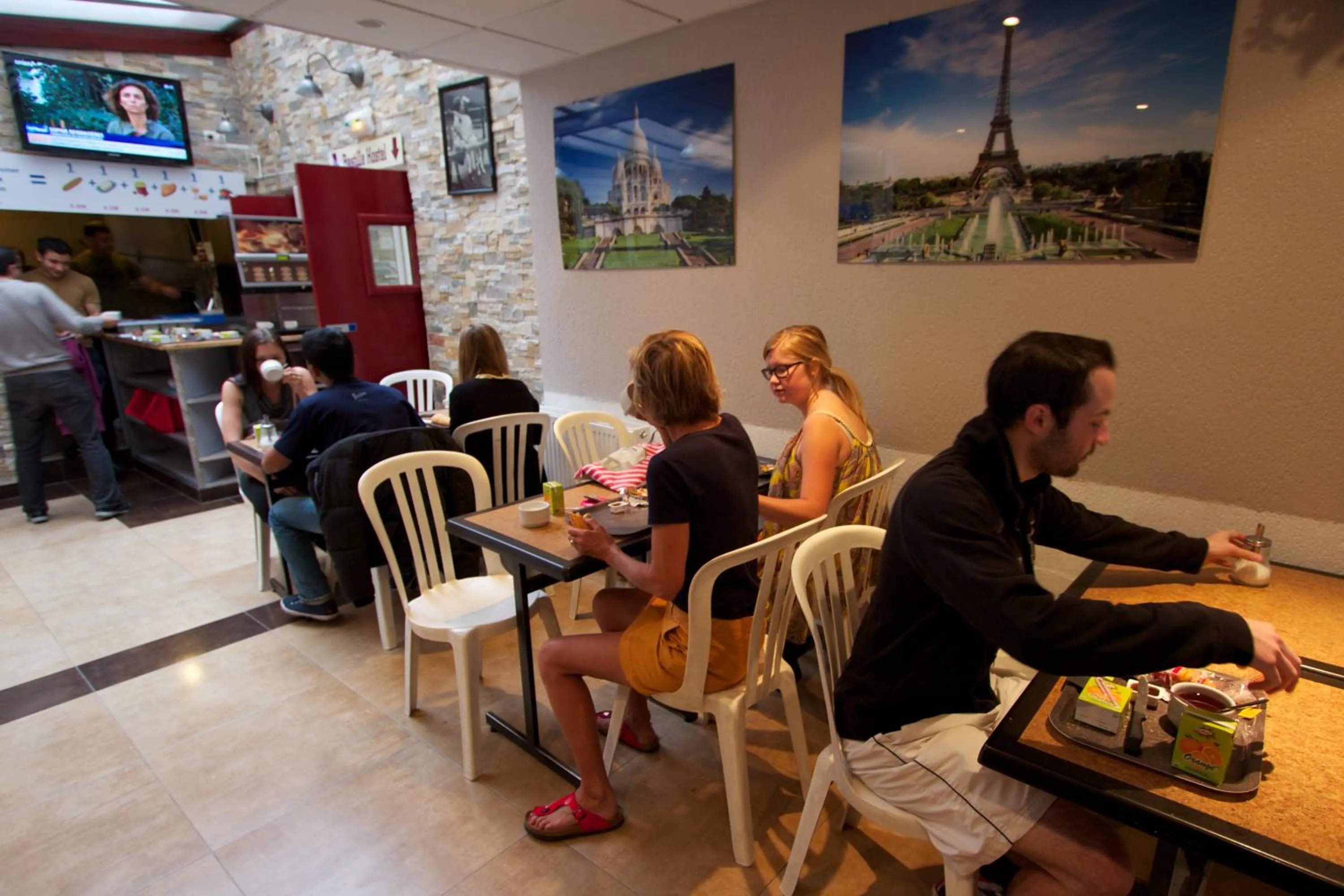 Restaurant/places to eat in Bastille Hostel