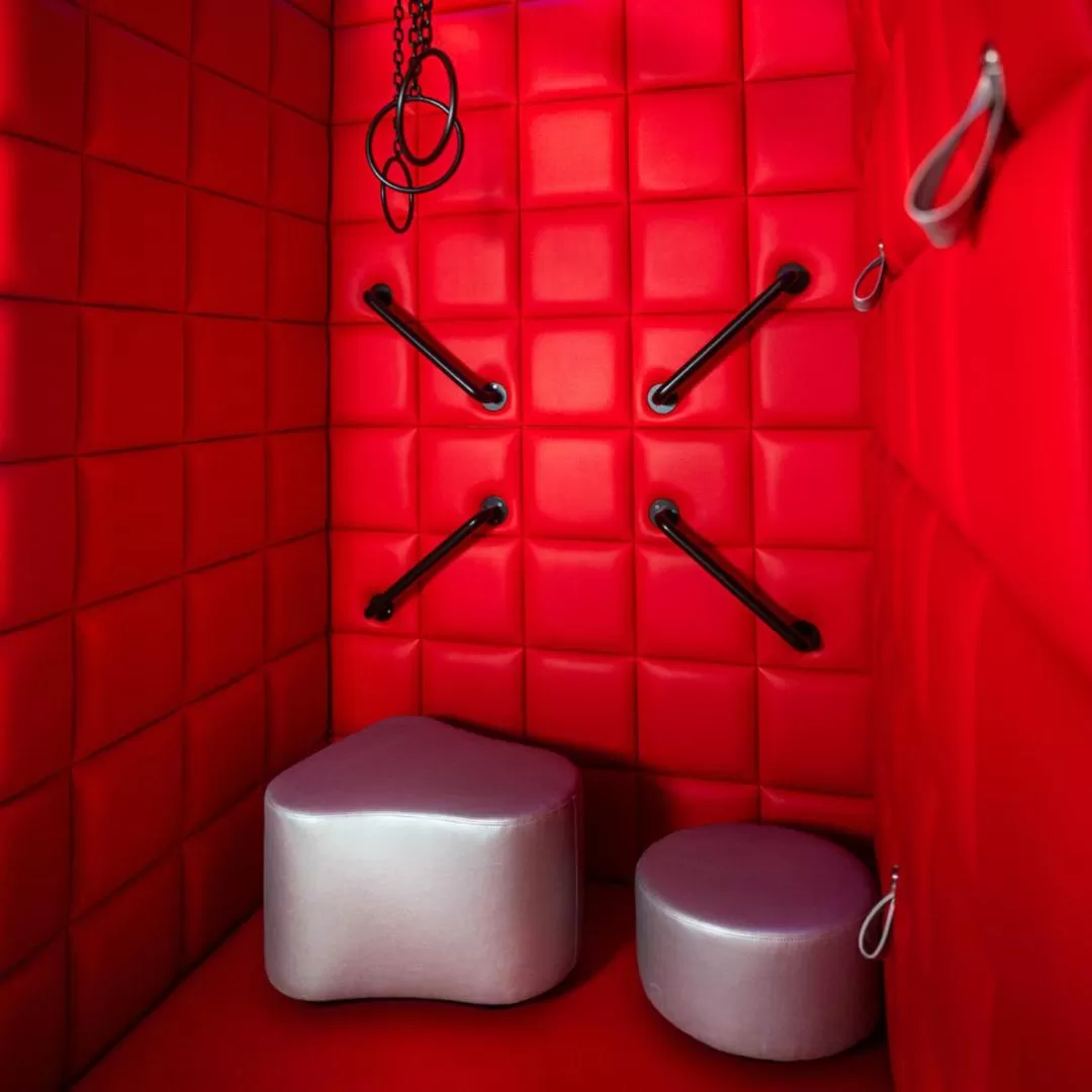 Entertainment, Bathroom in Hotel Avenue