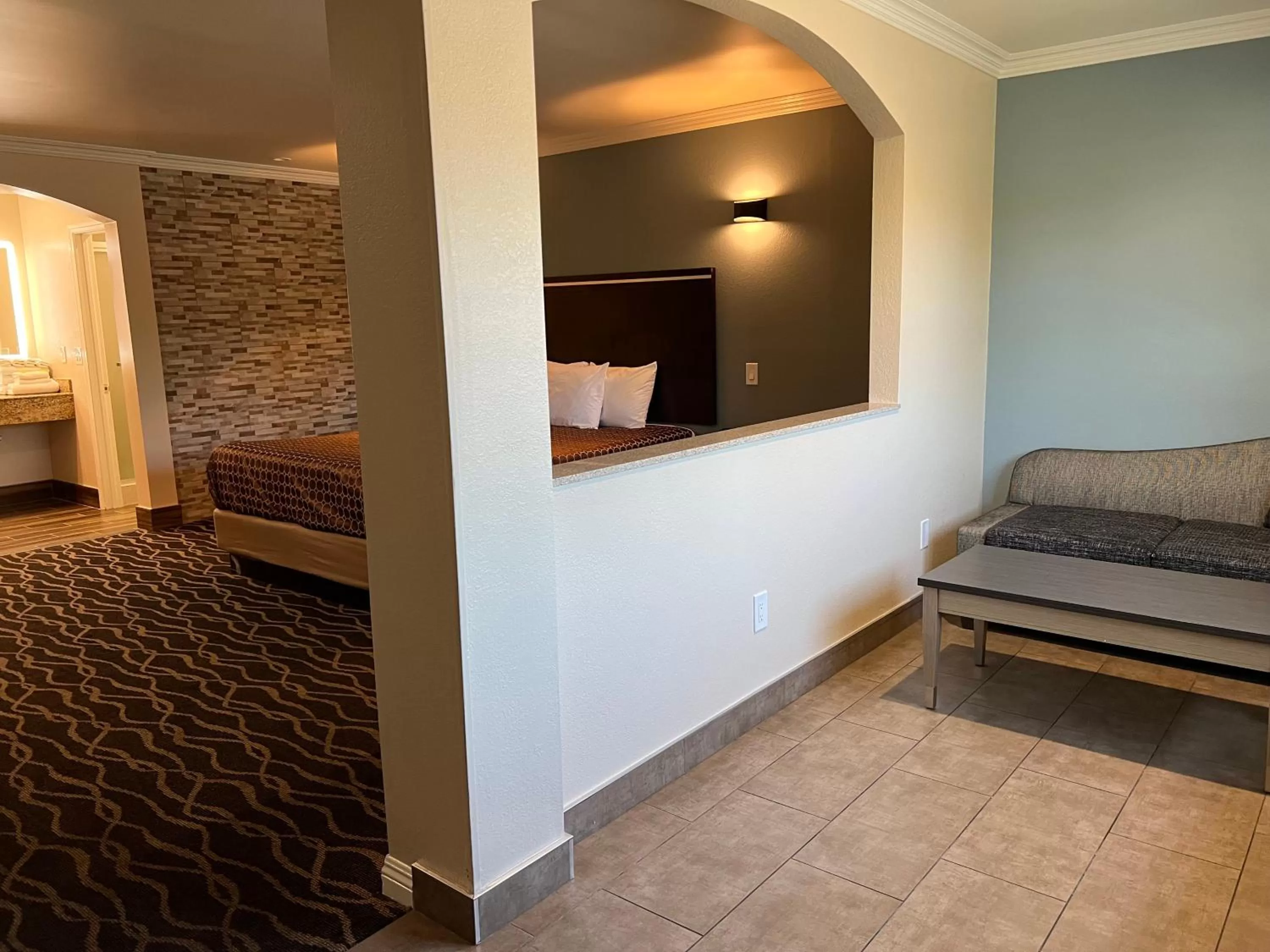 Seating area, Bed in Walnut Inn & Suites West Covina
