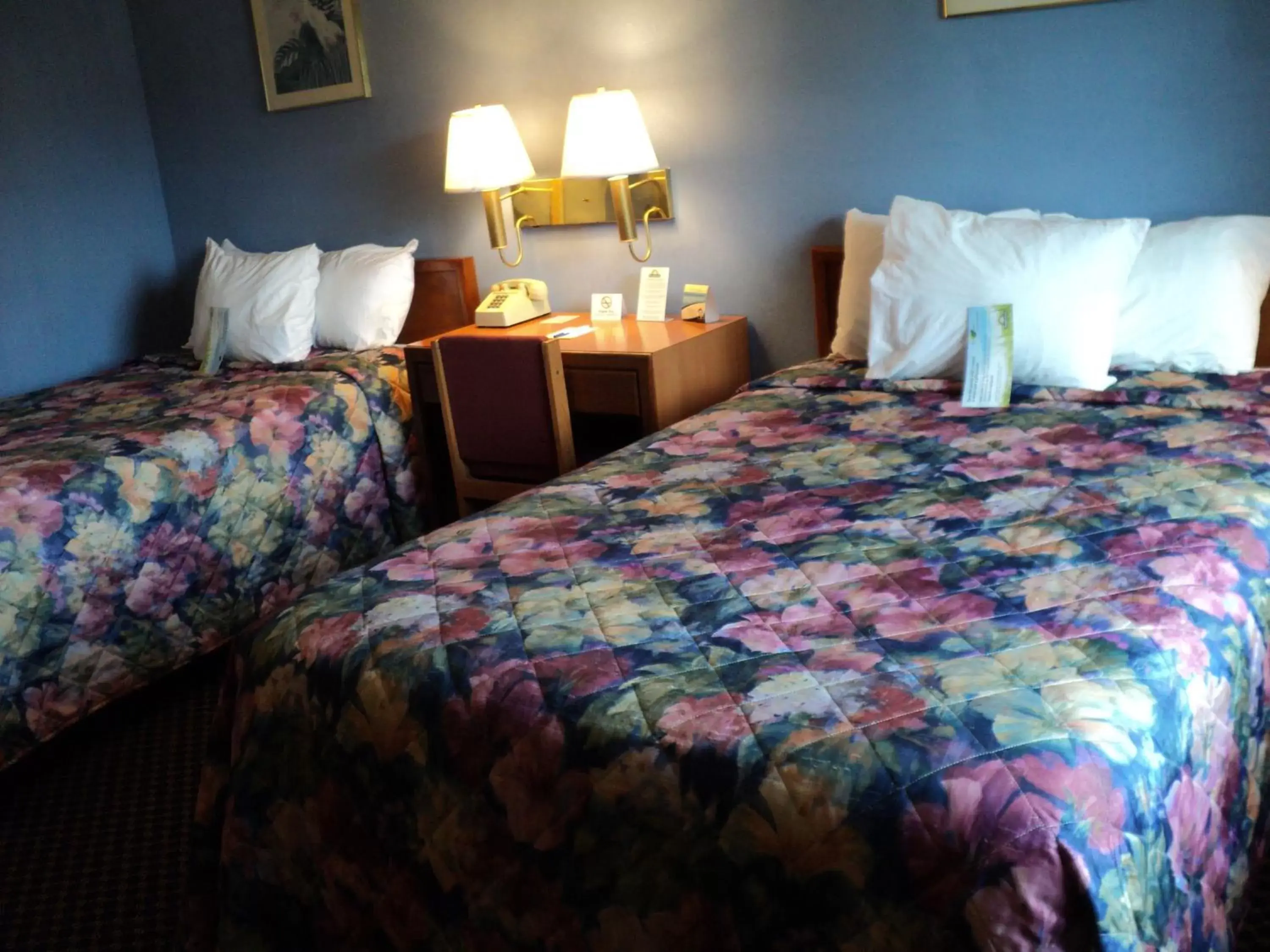 Double Room with Two Double Beds - Non-Smoking in Knights Inn Cleveland GA Double Room with Two Double Beds - Non-Smoking in Knights Inn Cleveland GA