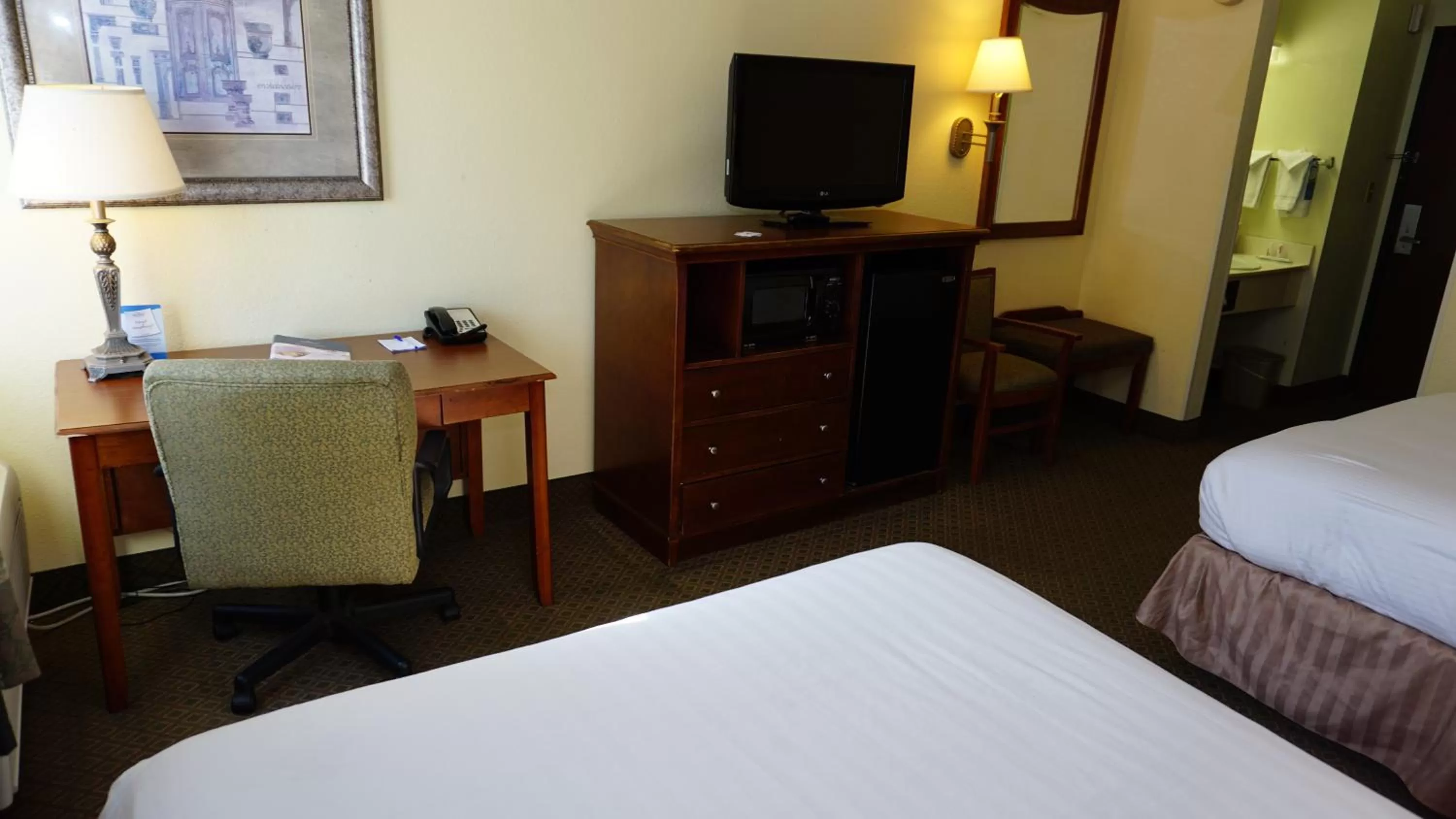 Decorative detail, Bed in Baymont by Wyndham Arlington At Six Flags Dr