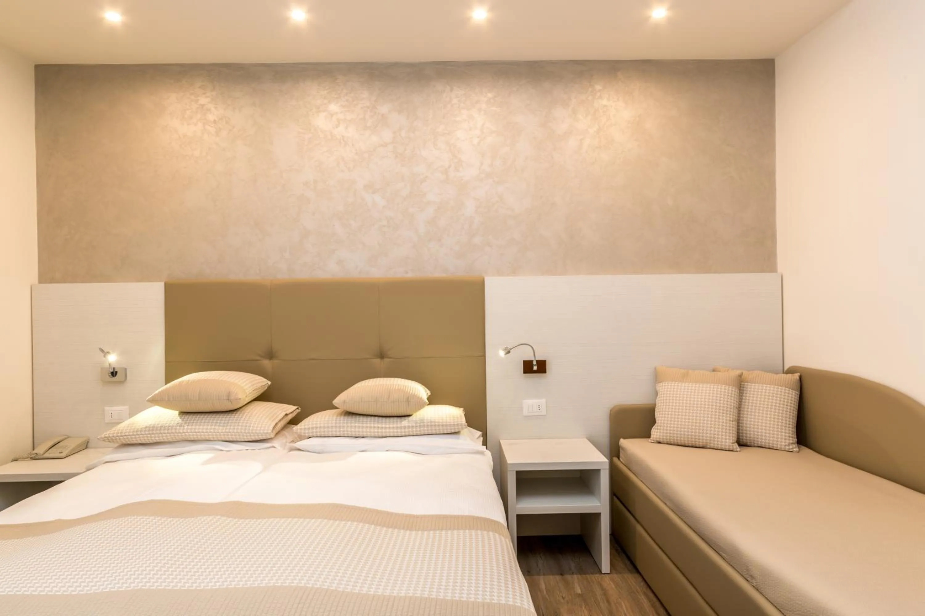 Balcony/Terrace, Bed in Hotel Touring