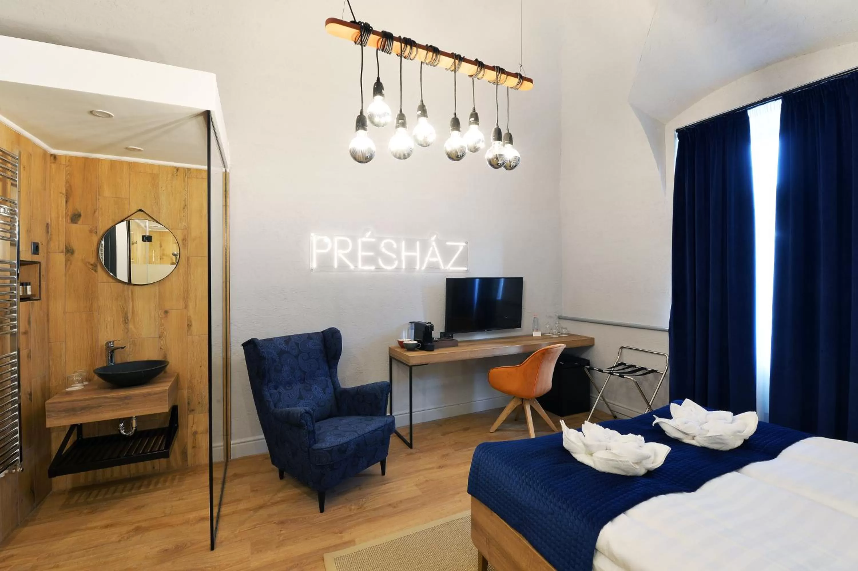 Bedroom, TV/Entertainment Center in 1552 Boutique Hotel