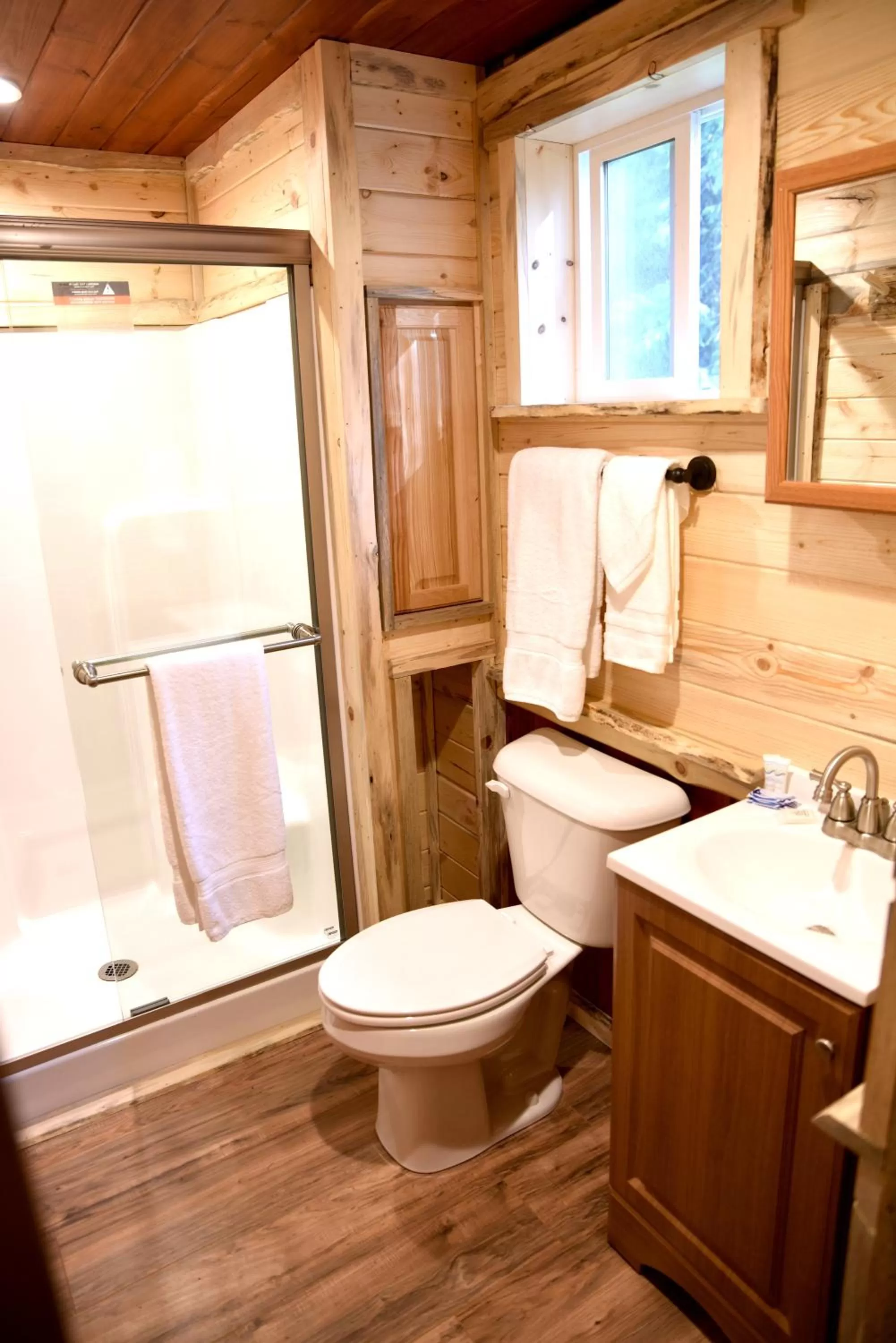 Toilet in Gateway Inn & Cabins