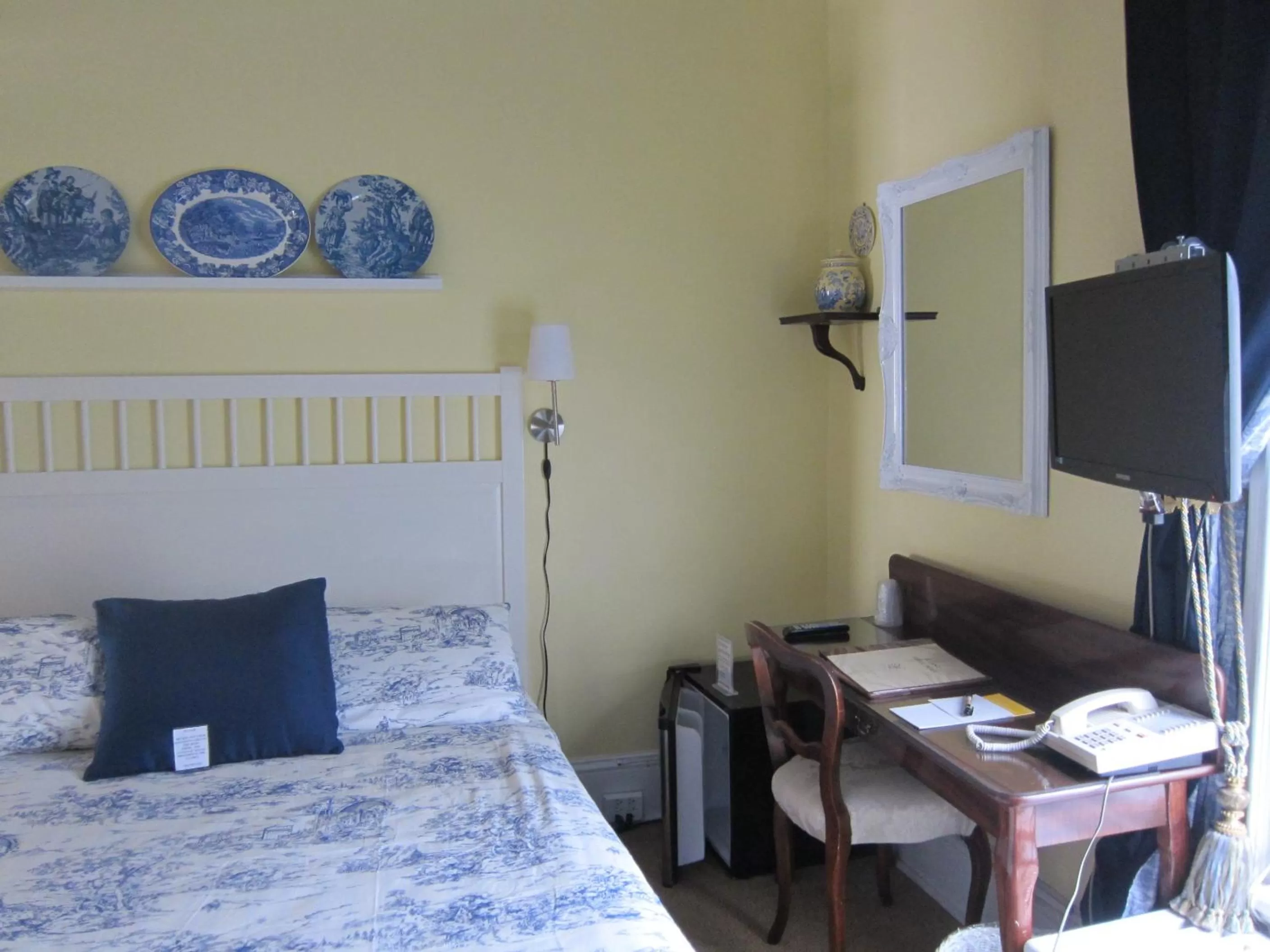 Bedroom, Bed in McGee's Inn