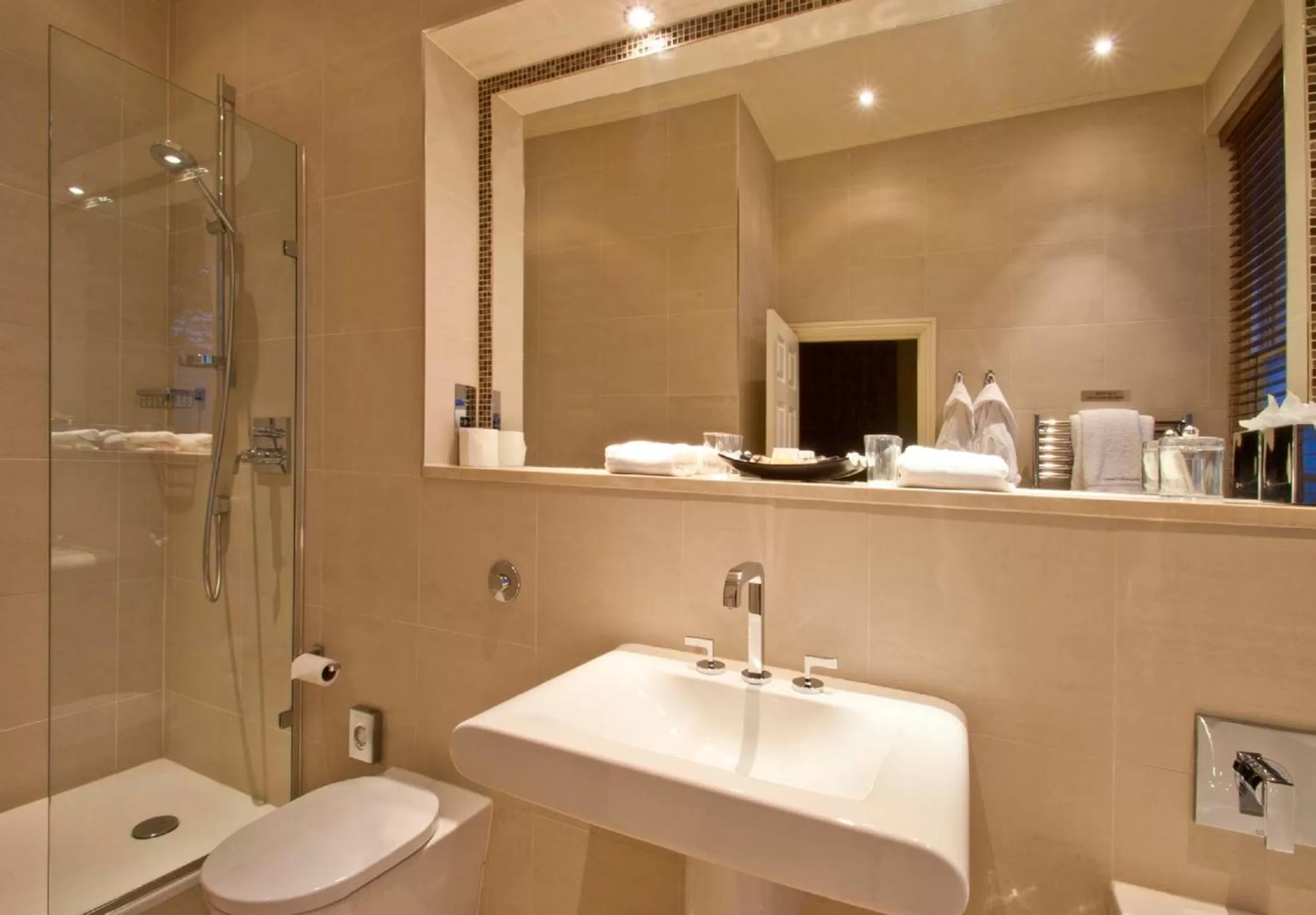 Bathroom in St Michael's Manor Hotel - St Albans