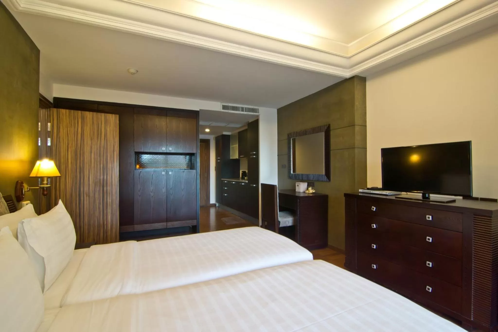 Coffee/tea facilities, Bed in LK Mantra Pura Resort