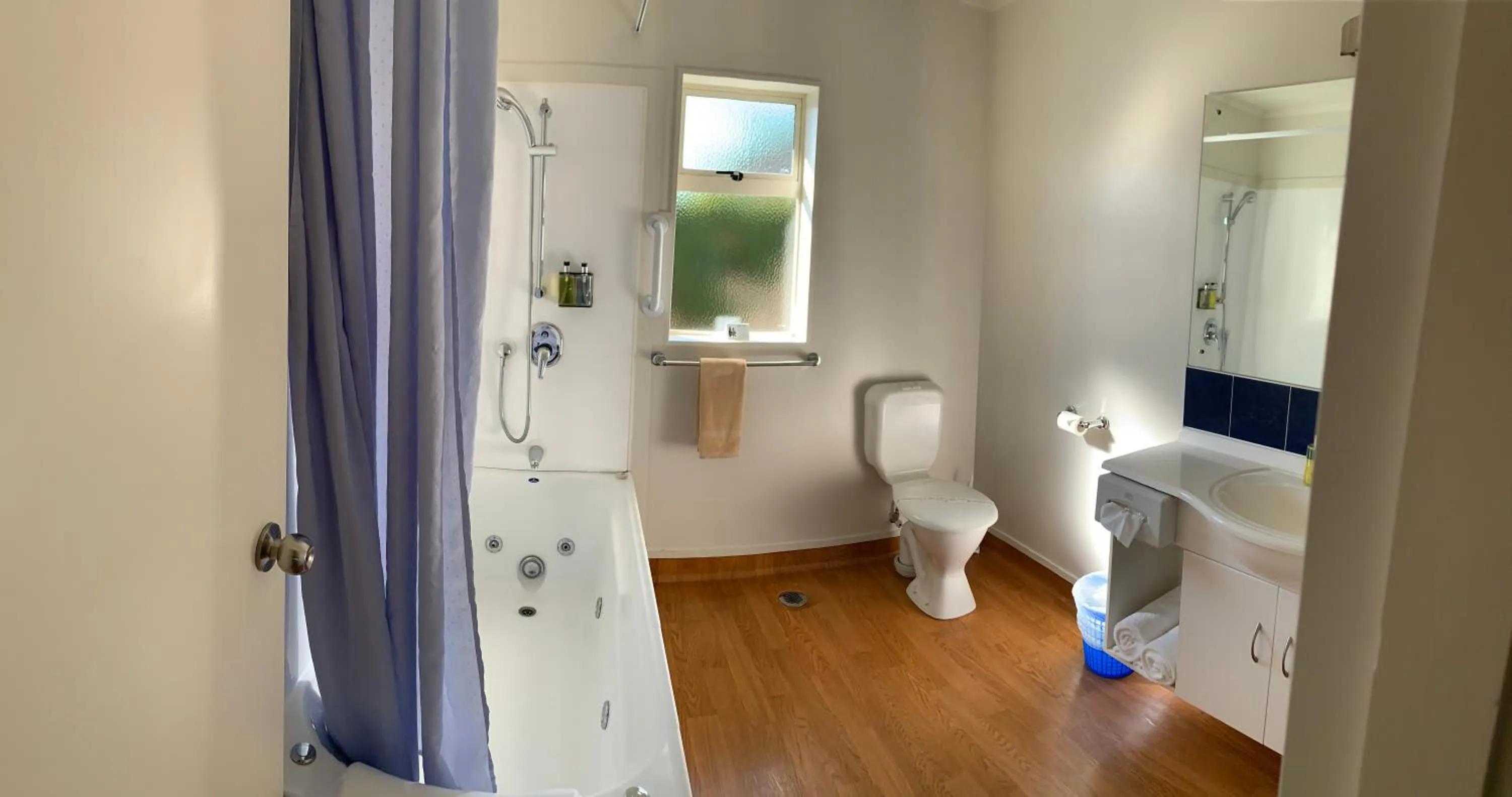 Toilet in Captain Cook Motor Lodge