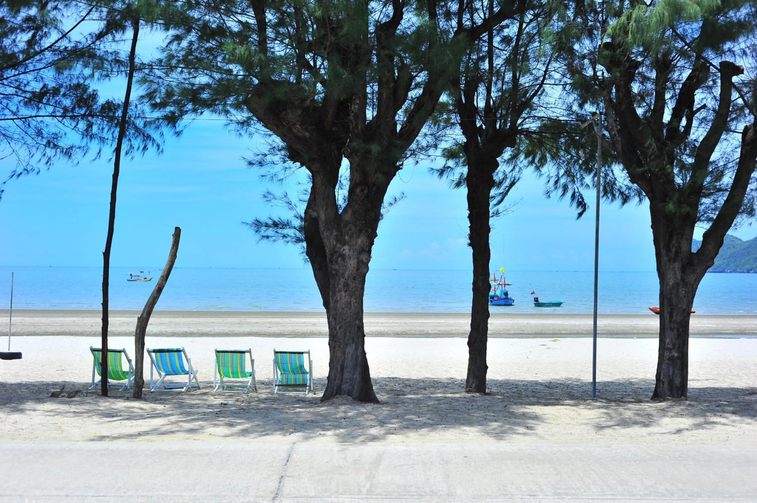 Beach in Samroiyod Holiday Resort
