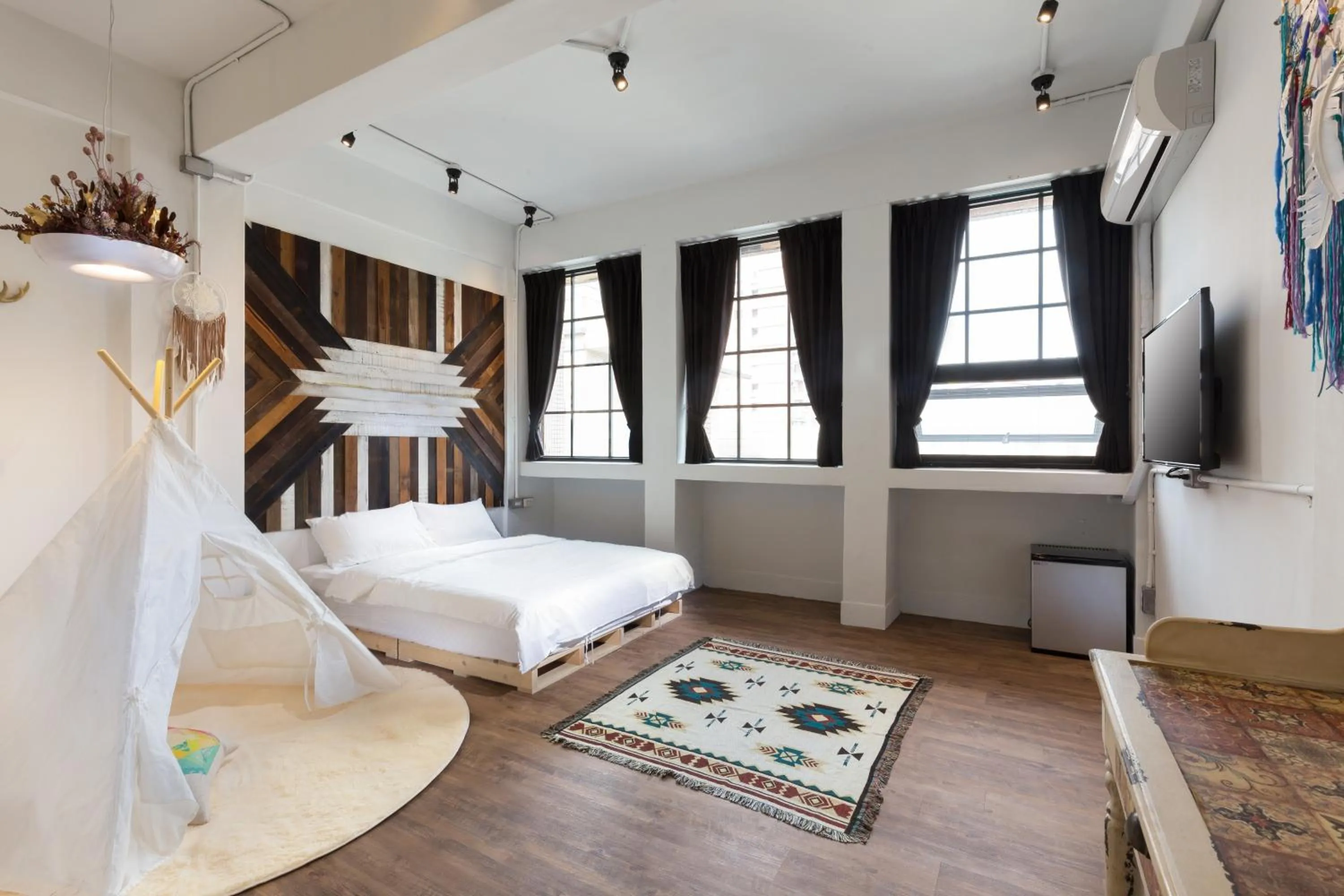 Photo of the whole room, Bed in You Worth Inn