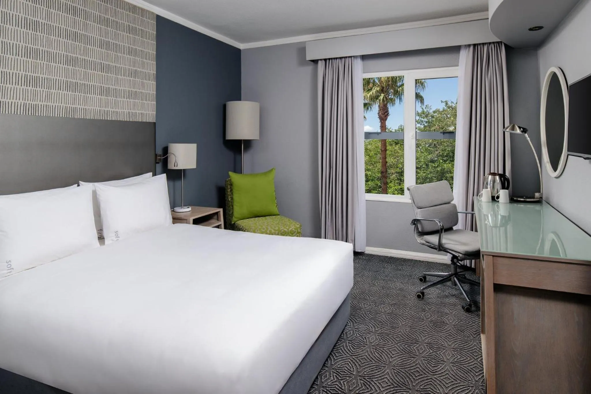 Photo of the whole room, Bed in Holiday Inn Johannesburg OR Tambo Airport Hotel by IHG