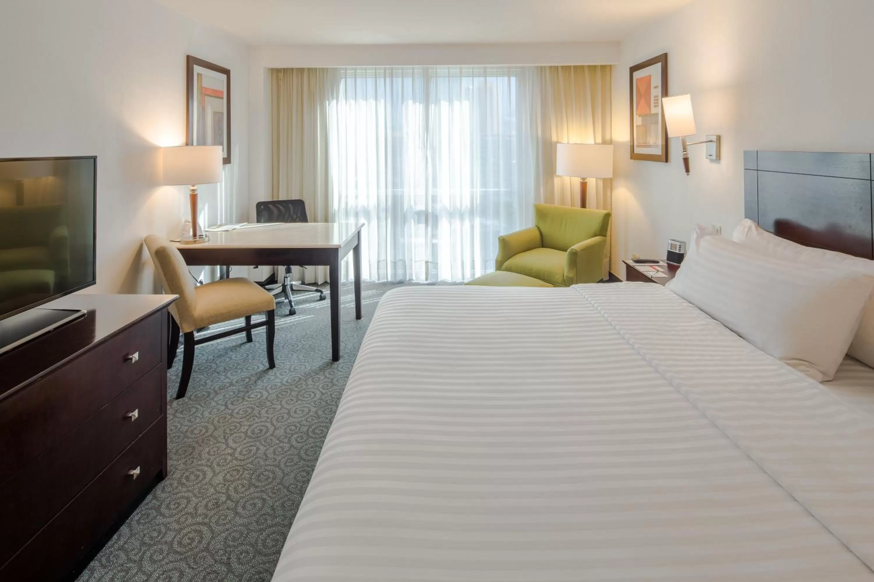Photo of the whole room, Bed in Holiday Inn Monterrey Valle by IHG
