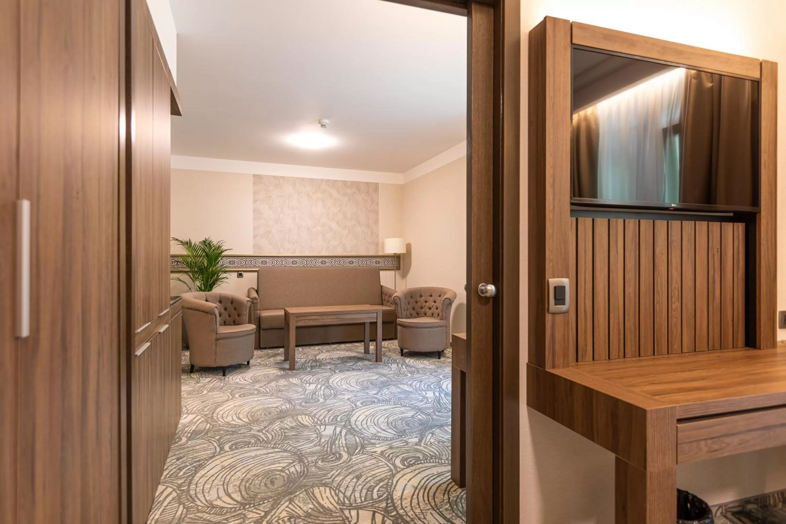 Living room, TV/Entertainment Center in HOTEL CRYSTAL WELLNESS & SPA superior