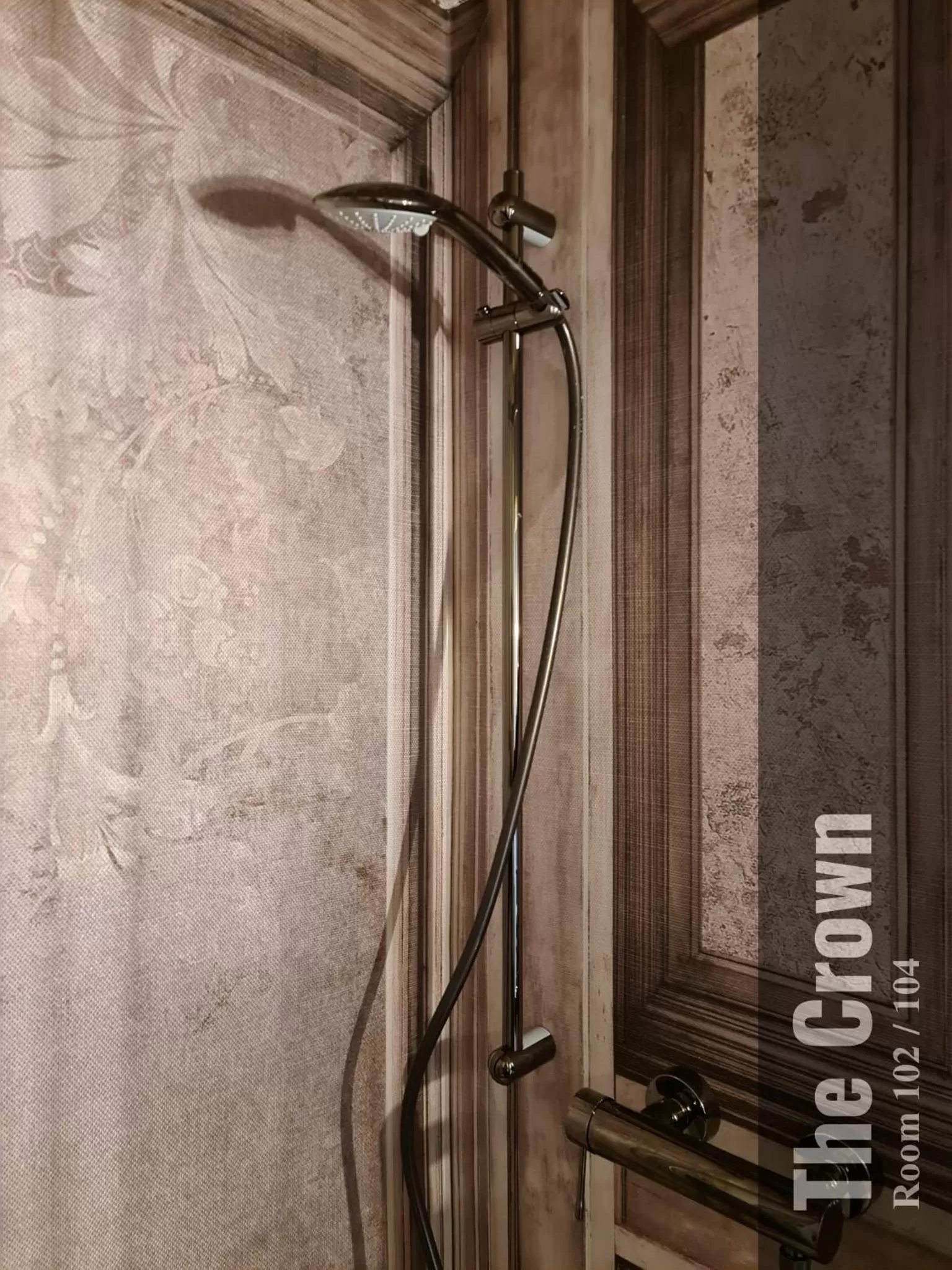 Shower in The Henry Self Check-In Guesthouse