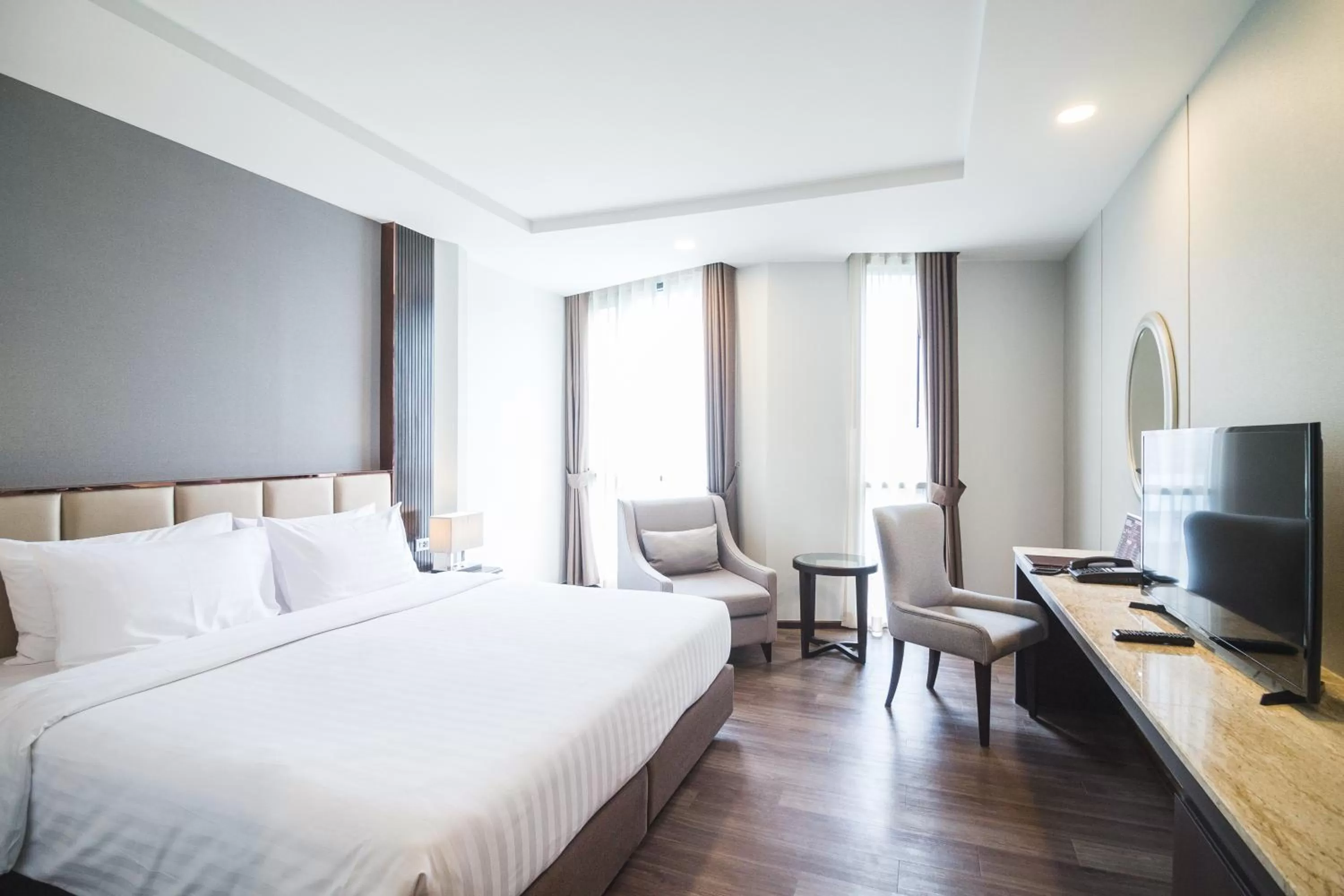 TV and multimedia, Bed in SureStay Plus by Best Western Sukhumvit 2