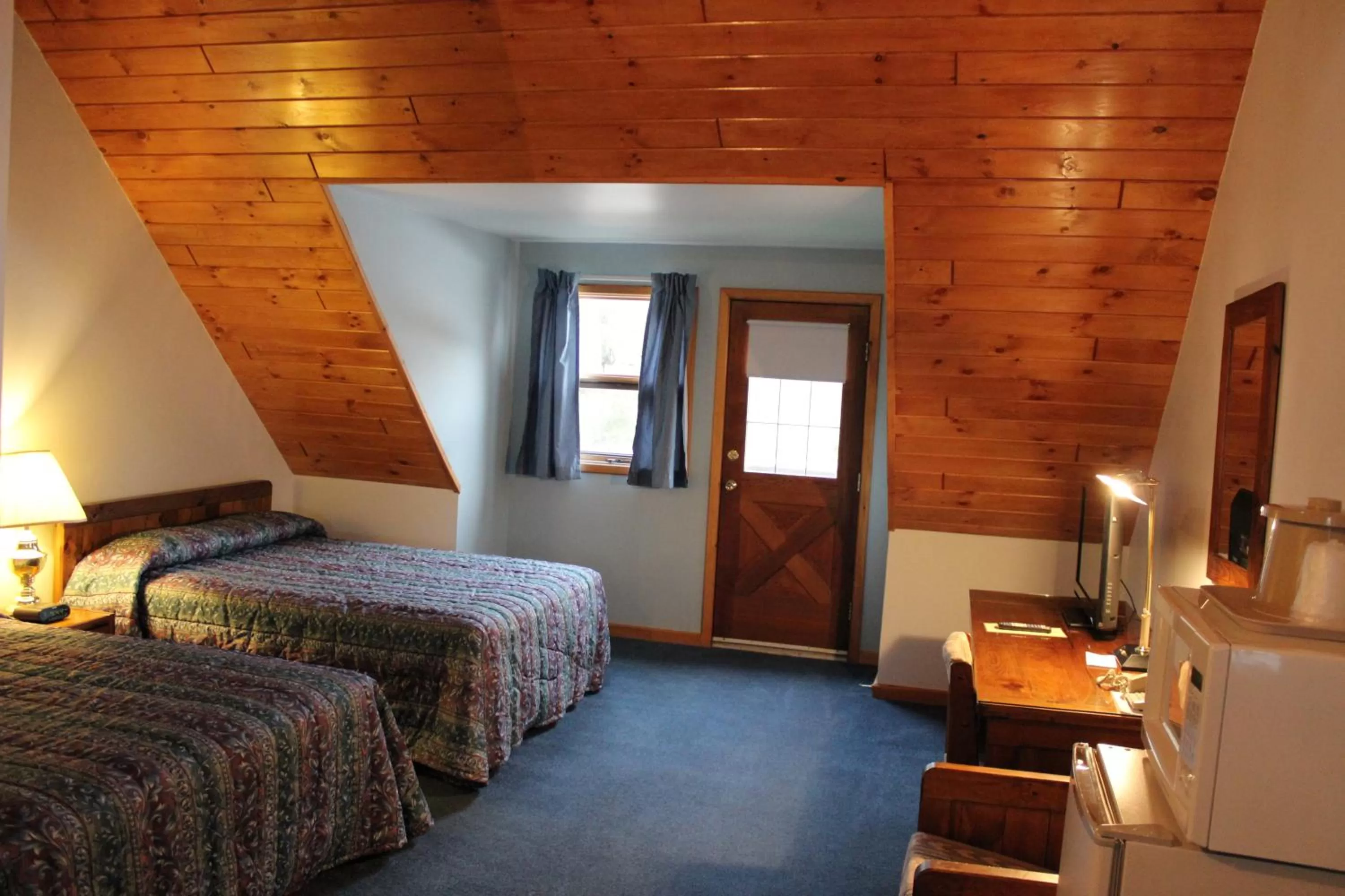 Bed in Nootka Lodge