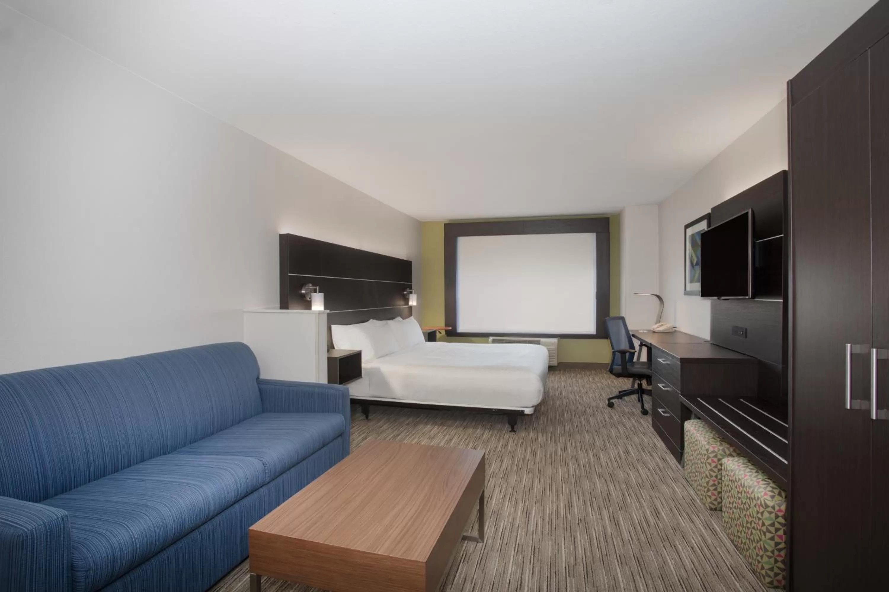 Bedroom, Bed in Holiday Inn Express Hotel & Suites Longmont by IHG
