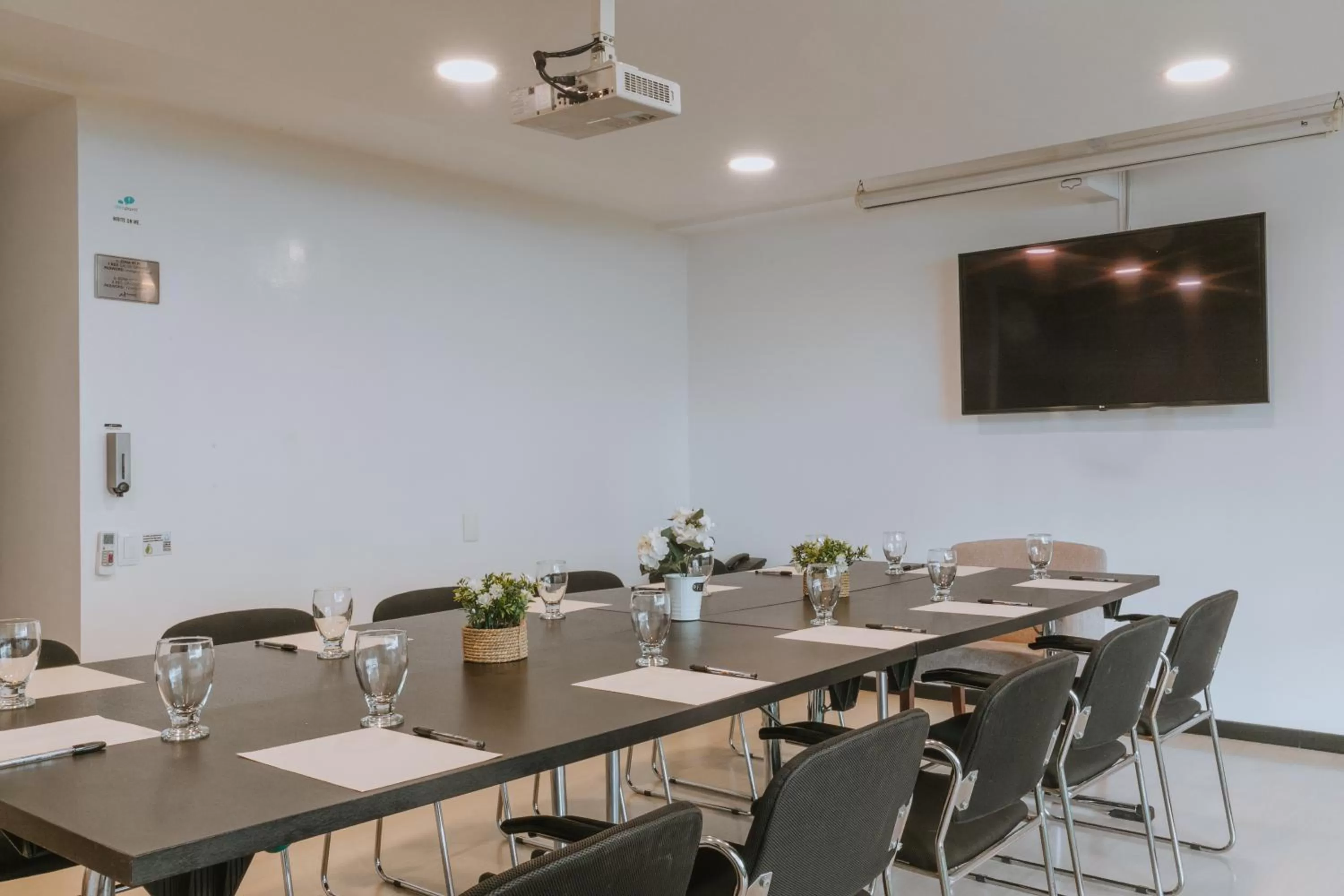 Communal lounge/ TV room in Travelers Orange Suites