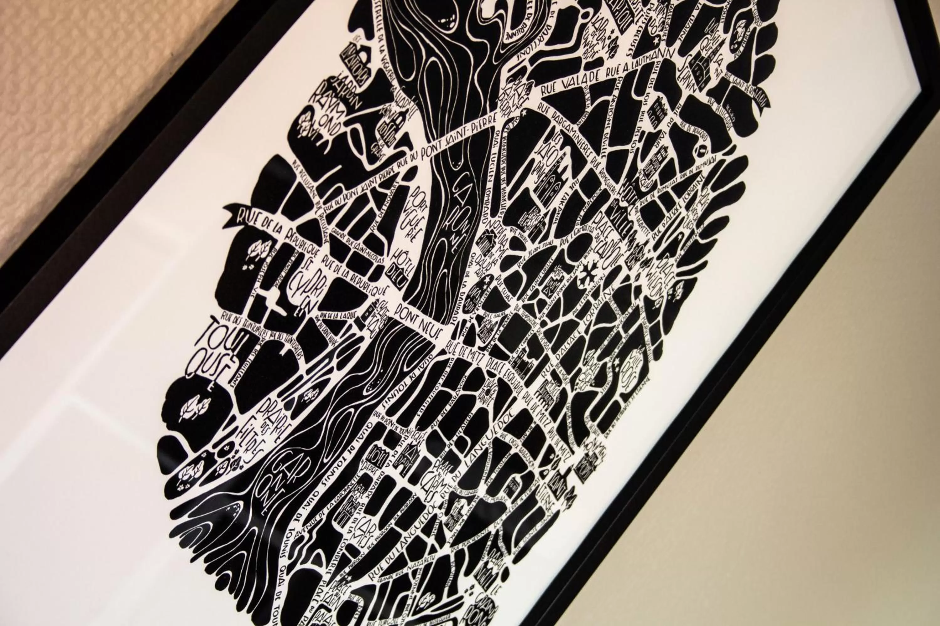 Decorative detail in Hôtel de France