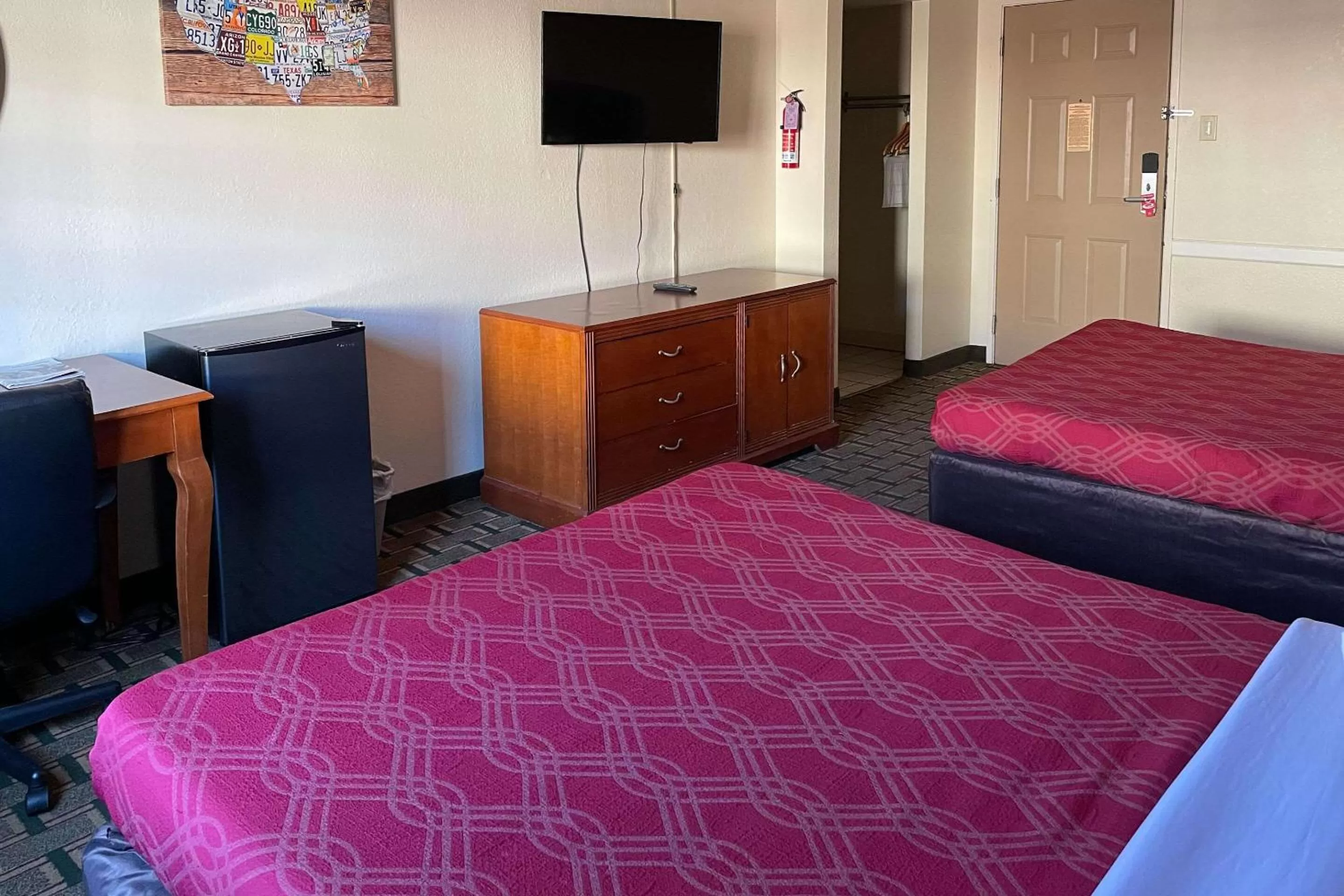 Bedroom, Bed in Econo Lodge Kalamazoo near Wings Stadium