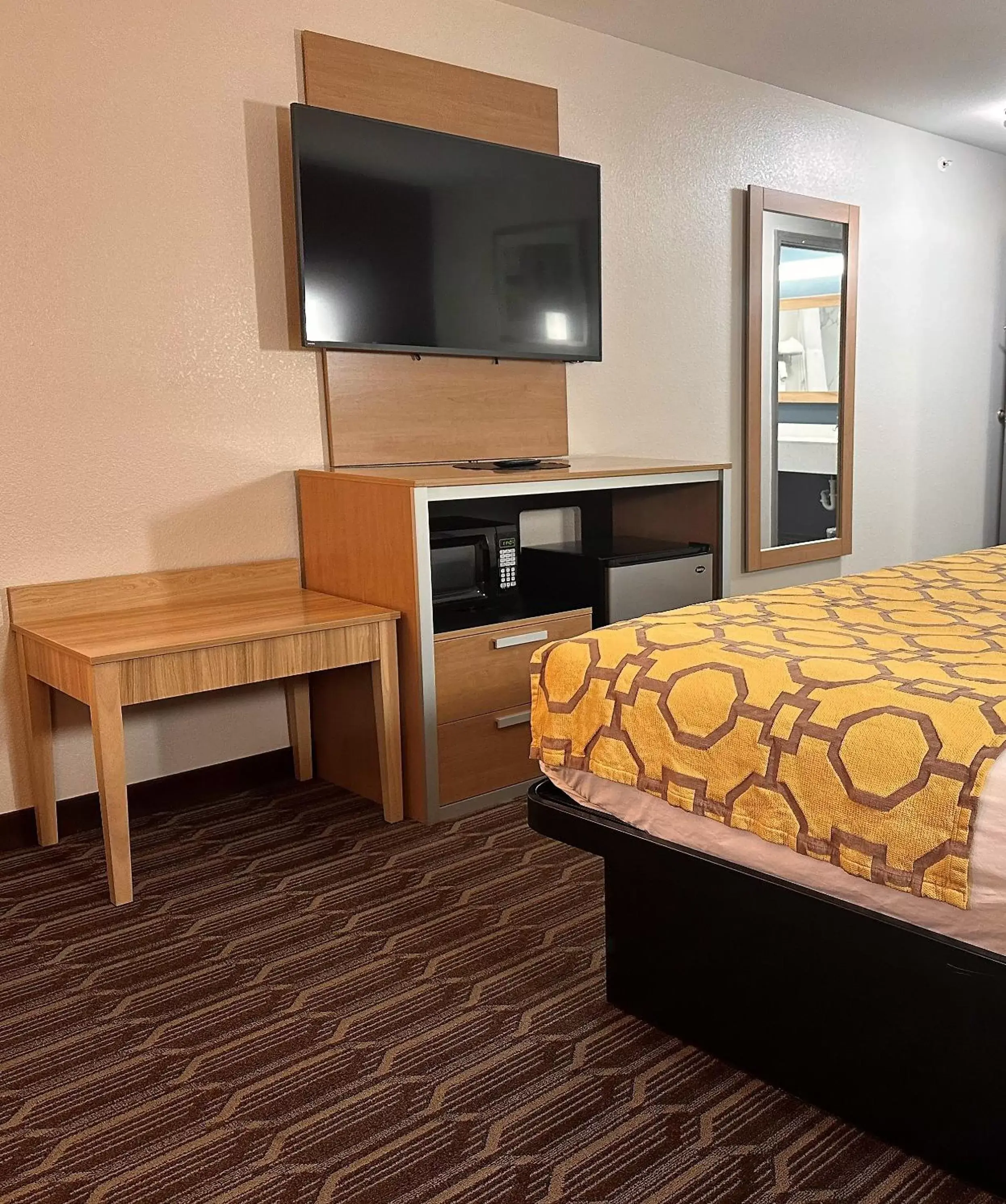 Deluxe King Room - Non-Smoking in Baymont by Wyndham Noblesville Deluxe King Room - Non-Smoking in Baymont by Wyndham Noblesville