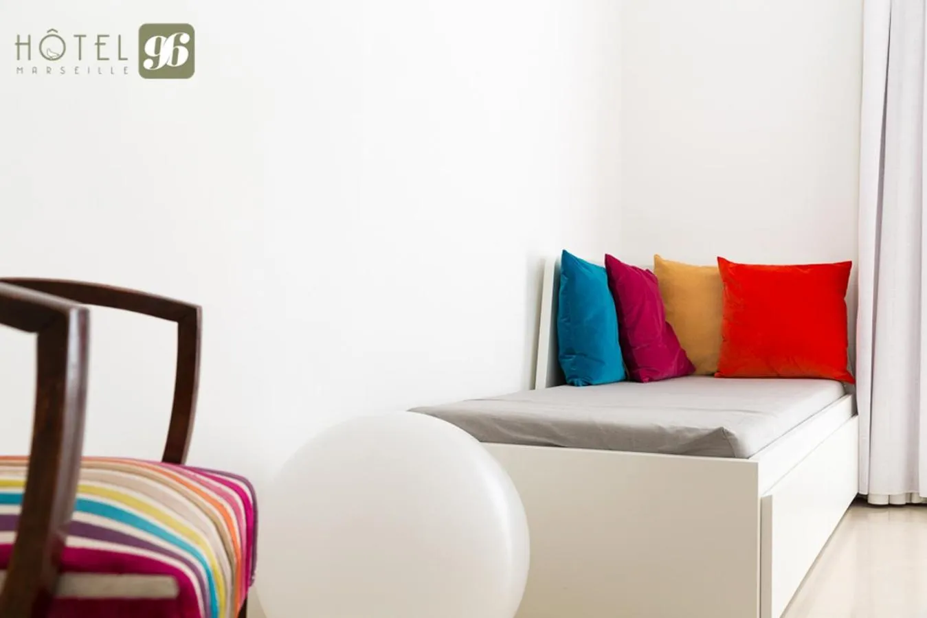 Living room, Bed in Hôtel 96