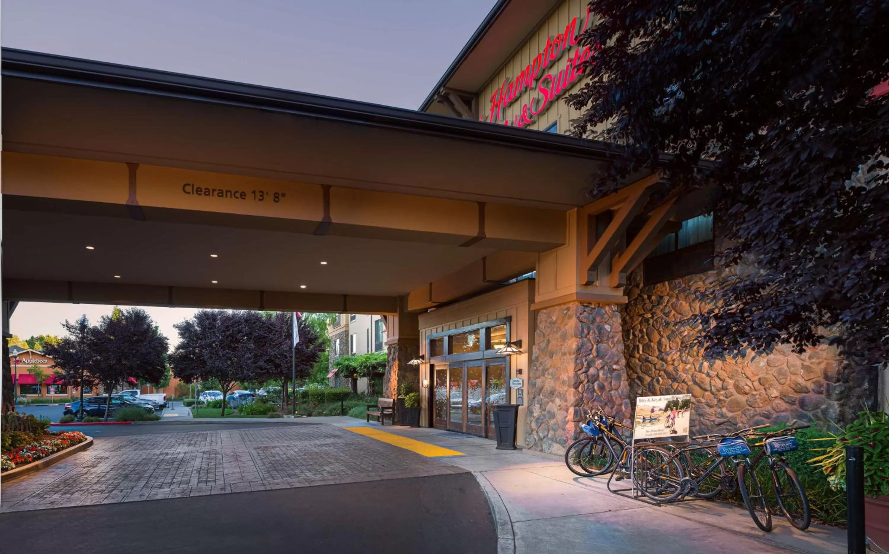 Property building in Hampton Inn & Suites Windsor-Sonoma Wine Country
