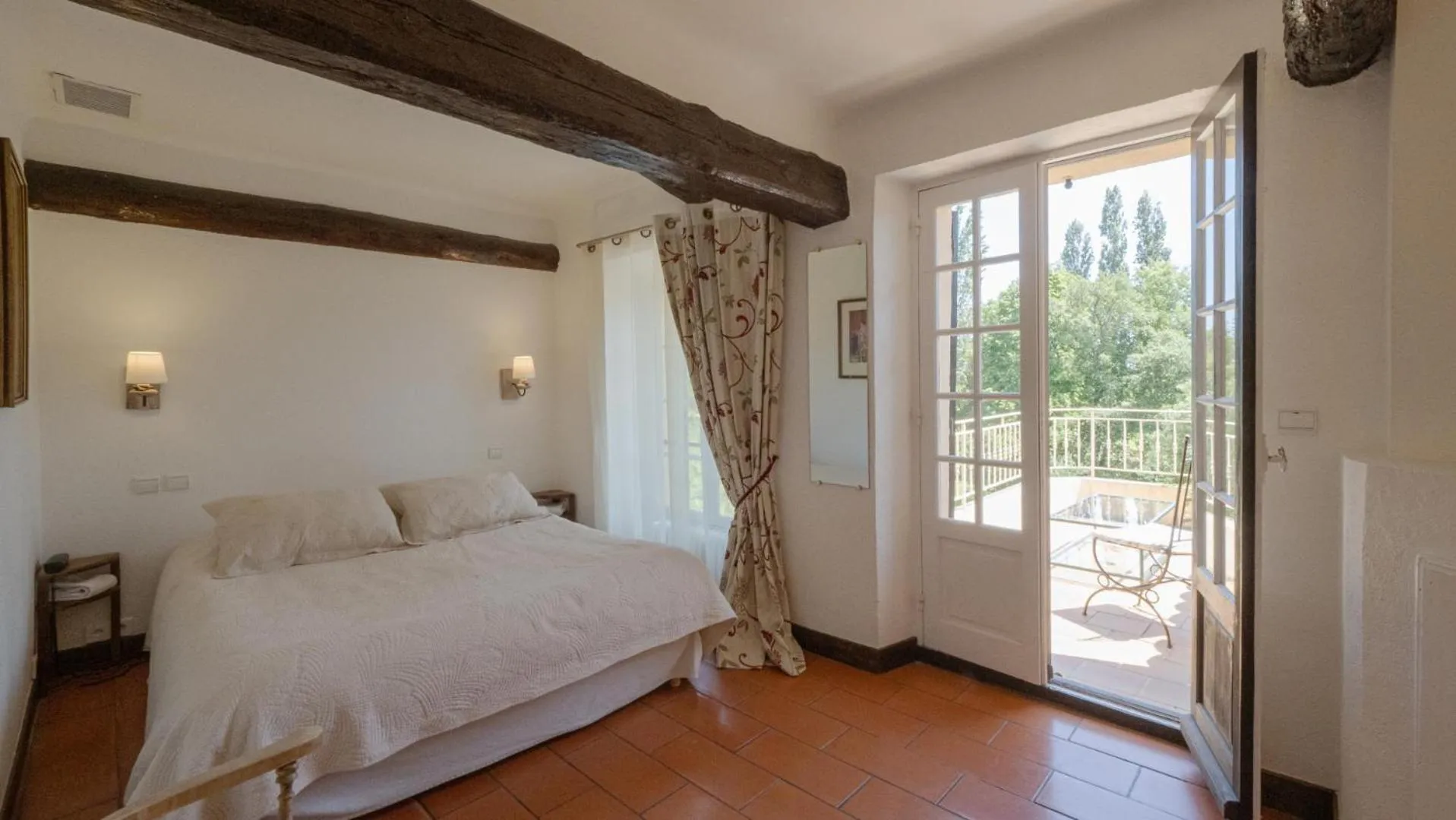 Bed in Hotel-Restaurant Le Moulin De La Camandoule