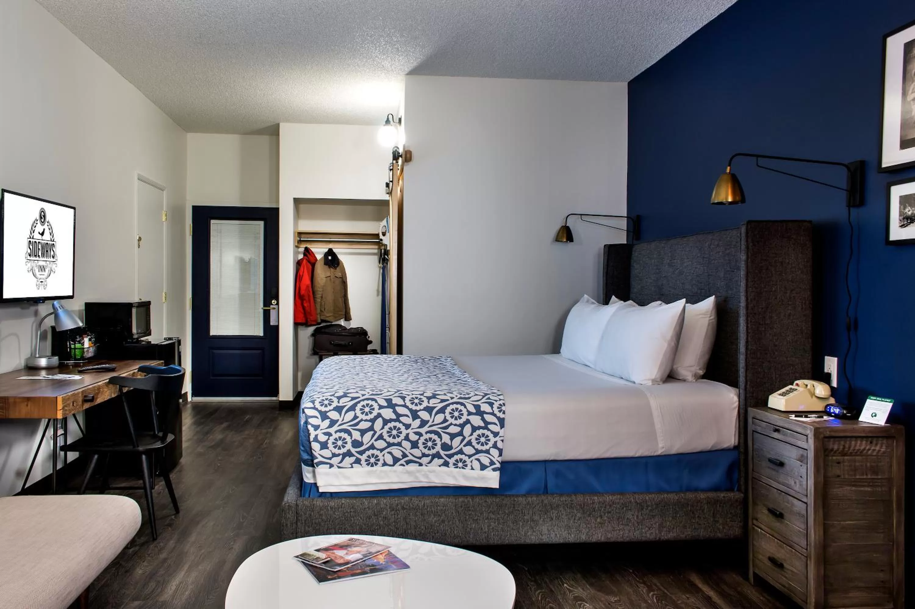 Bedroom, Bed in Sideways Inn