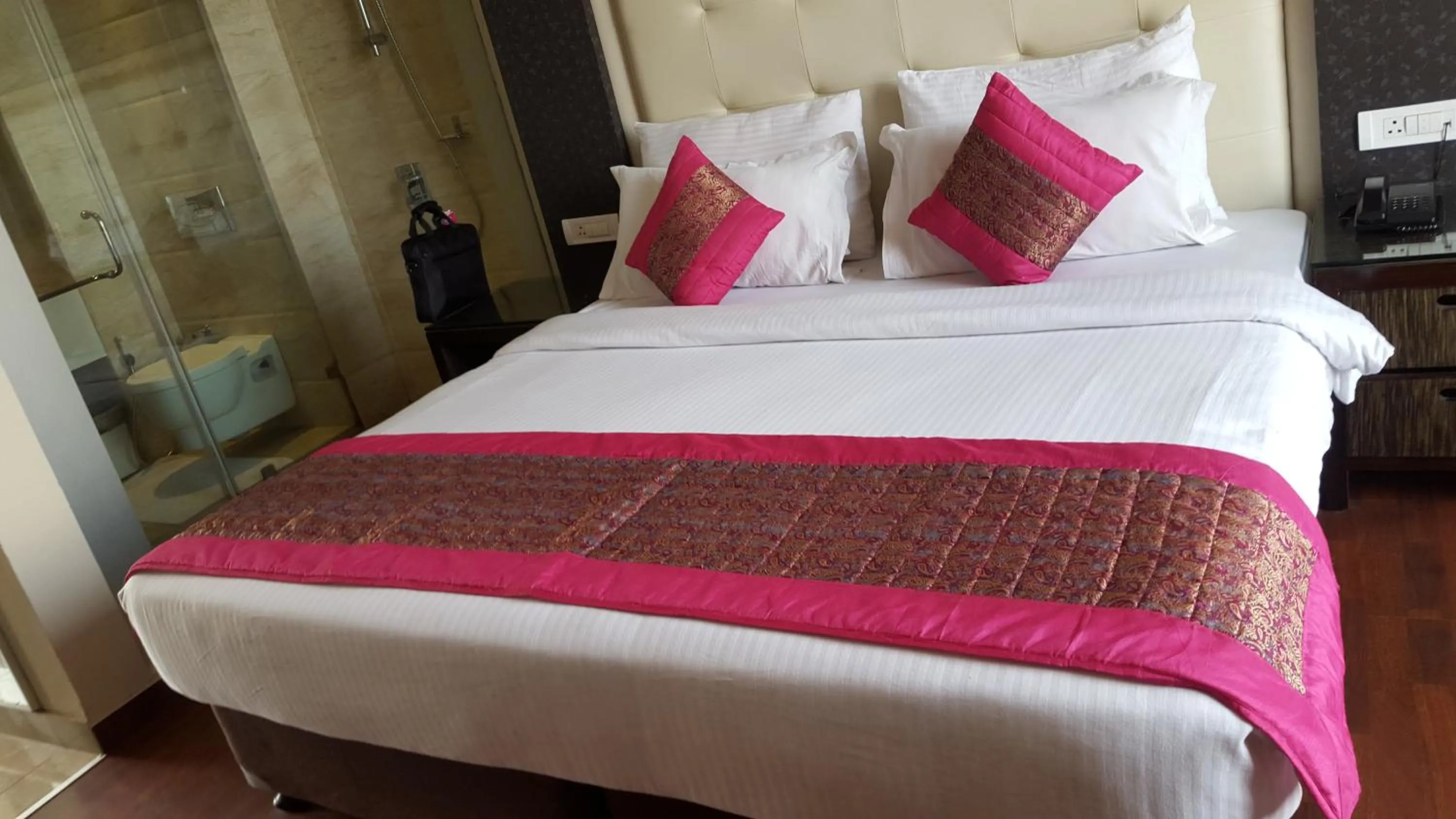 Bed in Paris Guest House DHILLON HOTEL HK LTD 24 HOUR RECEPTION BLOCK D E 10F