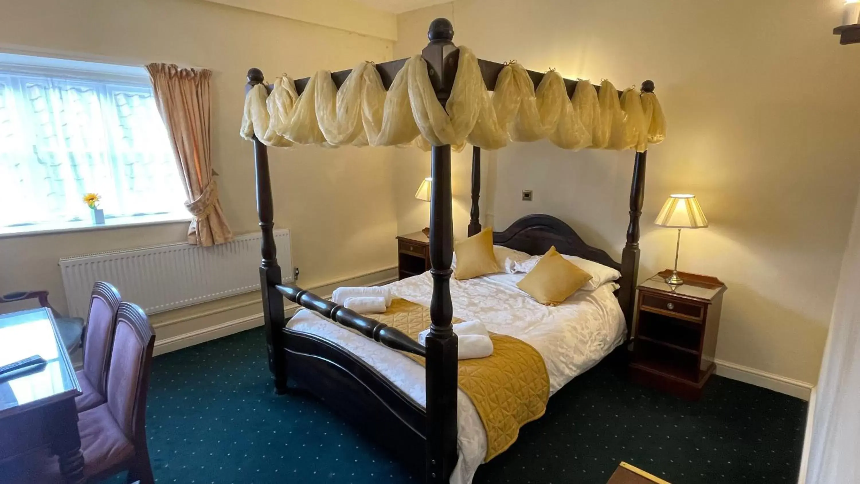 Deluxe Double Room in Crown Hotel Deluxe Double Room in Crown Hotel