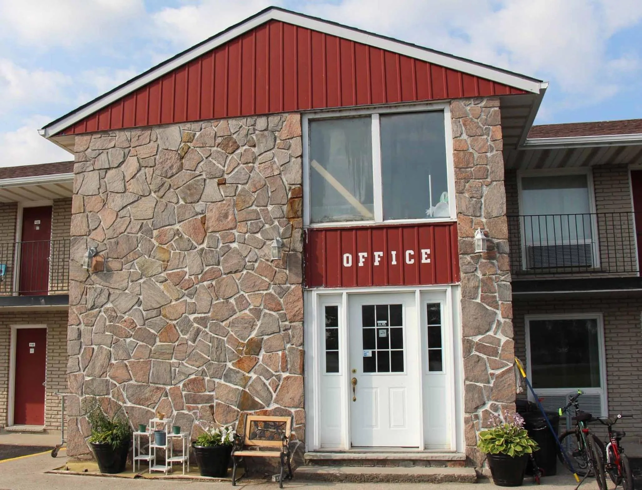 Facade/entrance in Save Inn