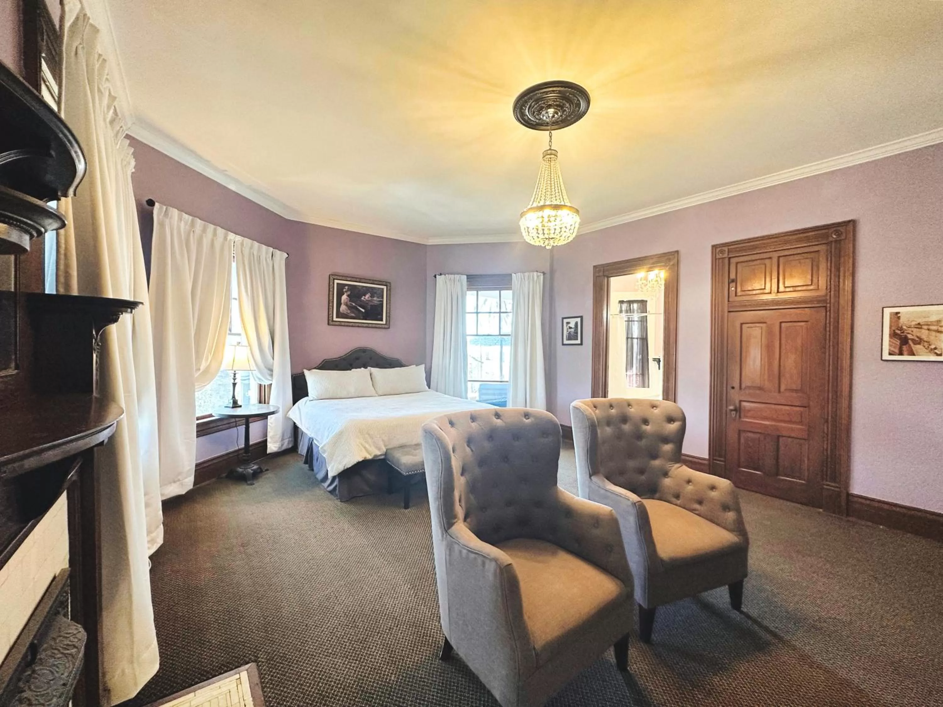 Seating area, Bed in The Mansion on 17th, formerly Schaefer Haus