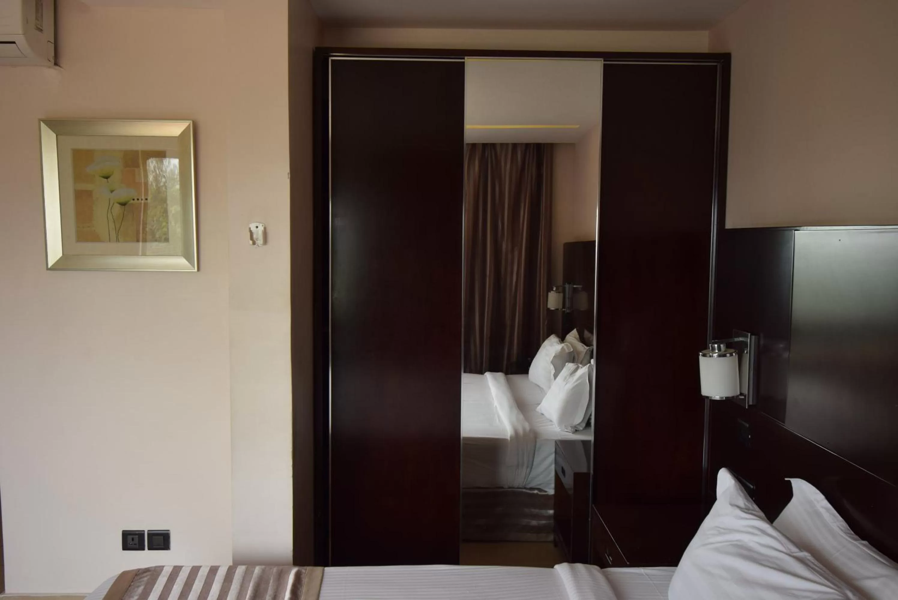 Bed, Bathroom in Noble House Hotel