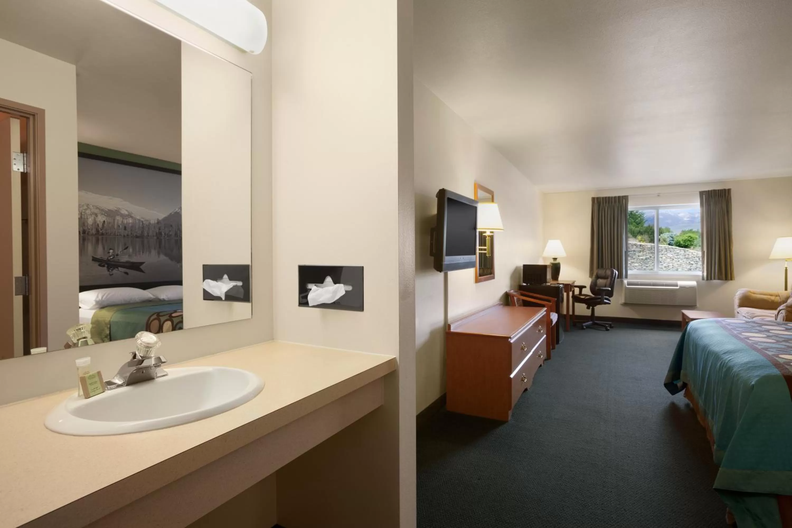 Day, Bed in Super 8 by Wyndham Salmon