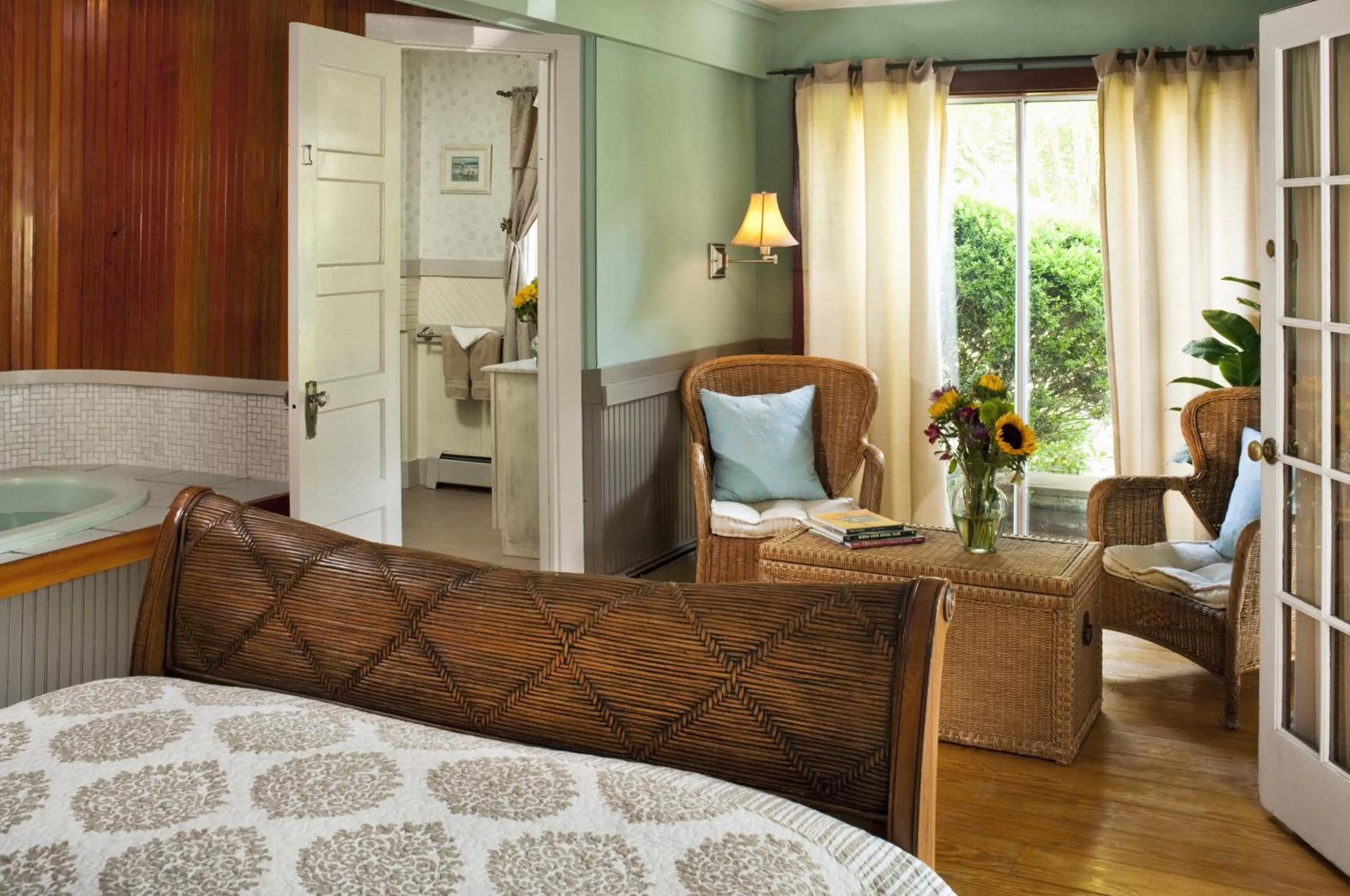 Photo of the whole room, Bed in Abbey's Lantern Hill Inn