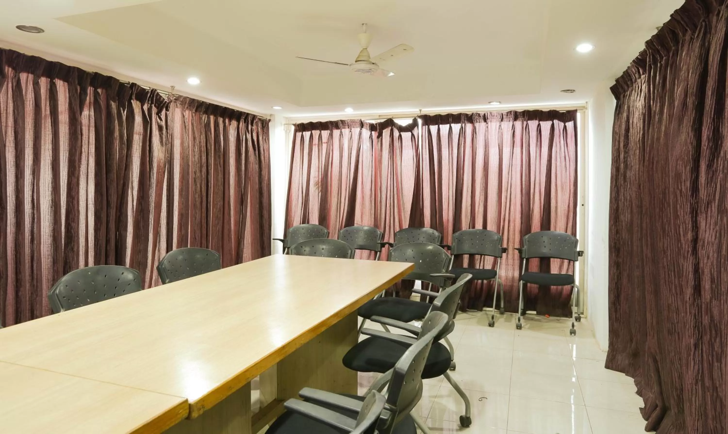 Meeting/conference room in Itsy Hotels Hill View Ex