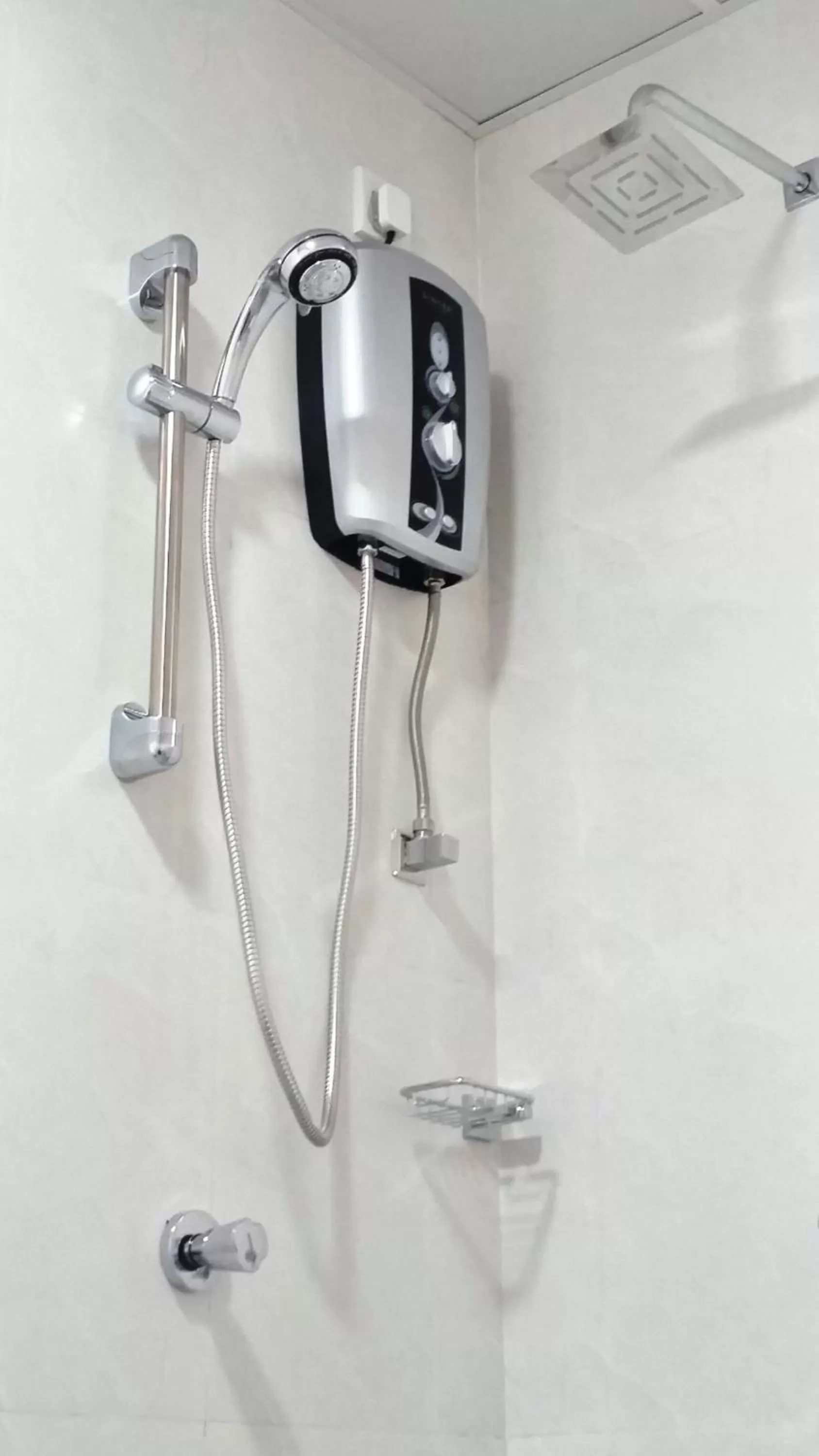 Shower, Bathroom in Mahaweli View Inn