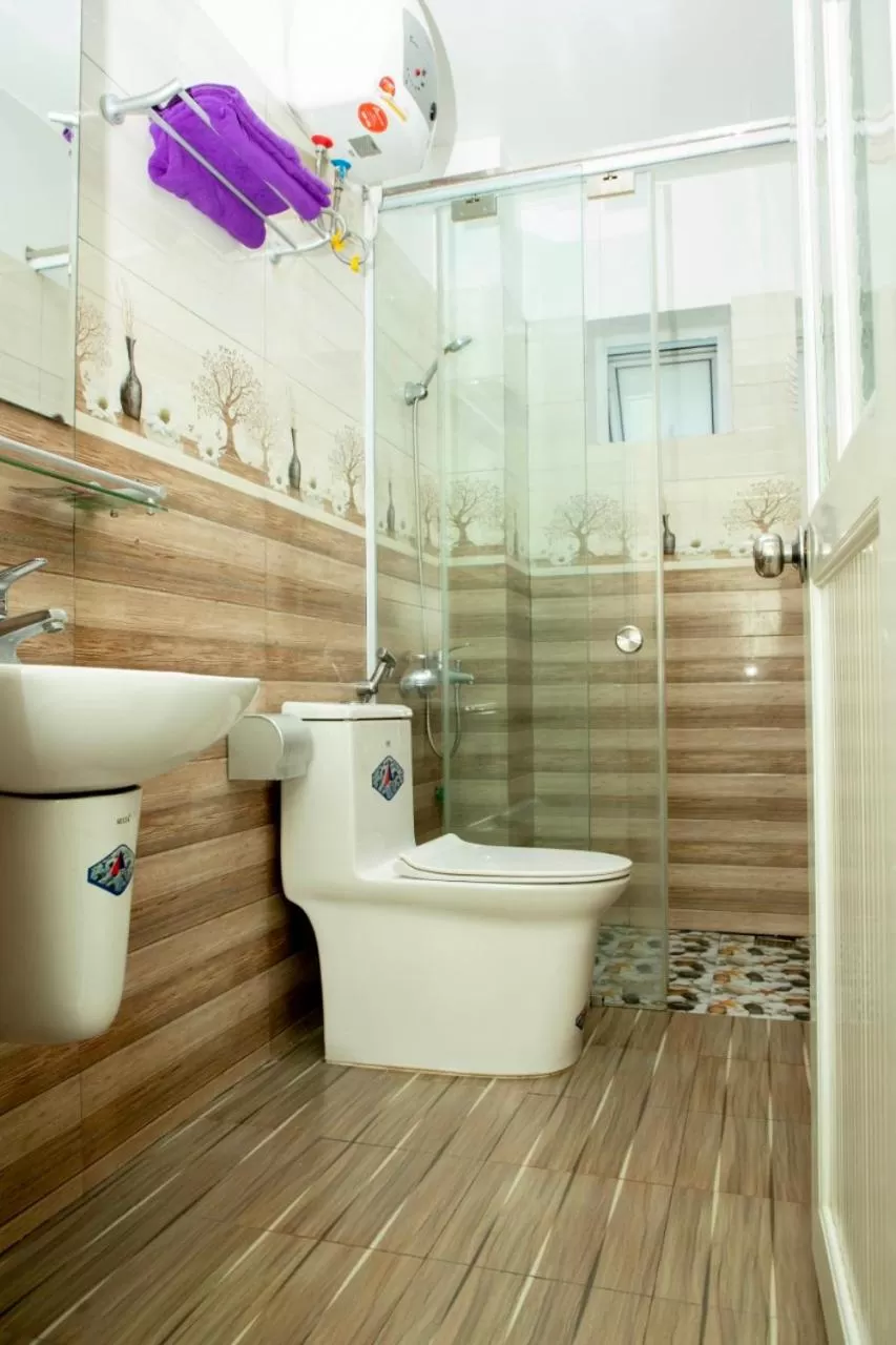 Shower, Bathroom in Mio Hotel