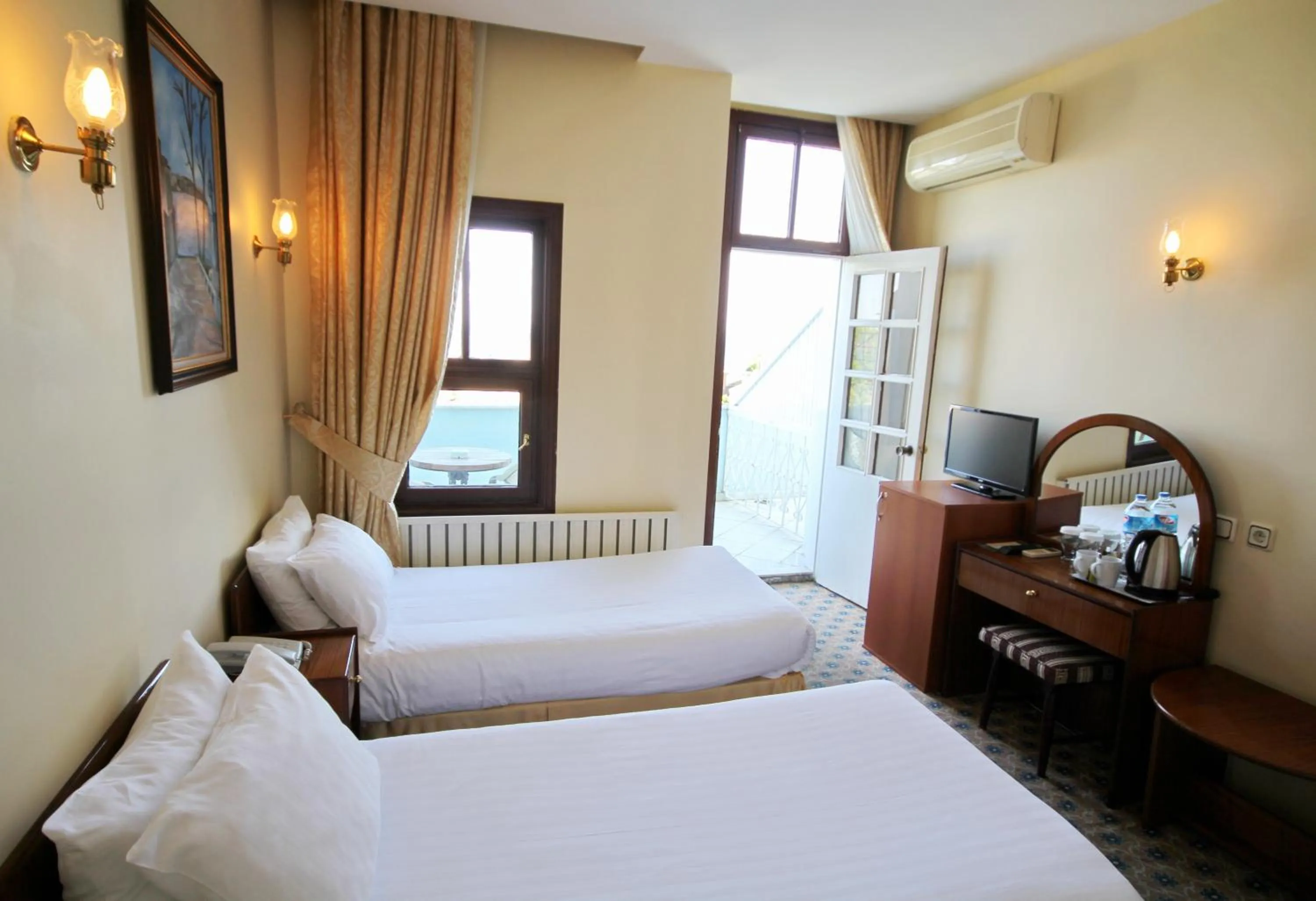 Photo of the whole room, Bed in Hotel Historia-Special Category