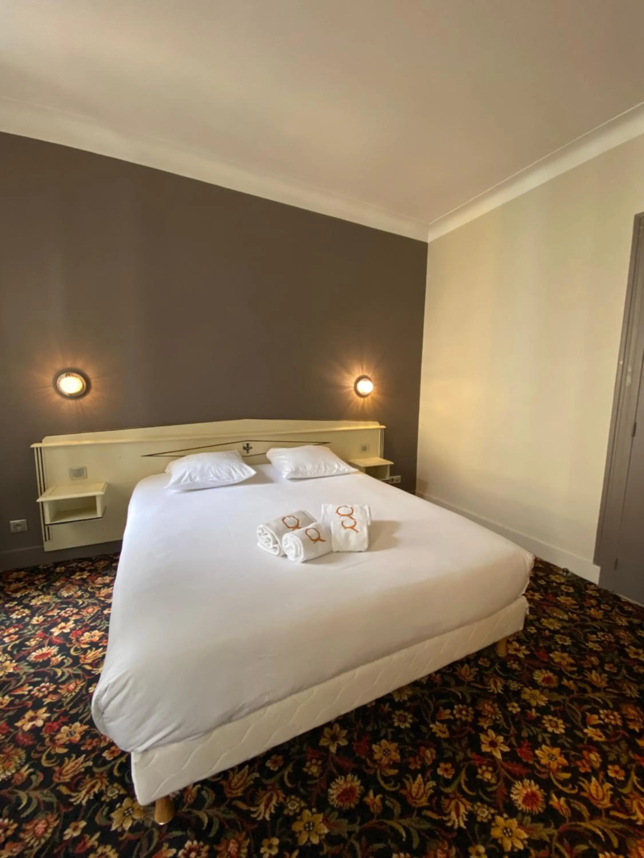 Bed in Hôtel Le Roncevaux