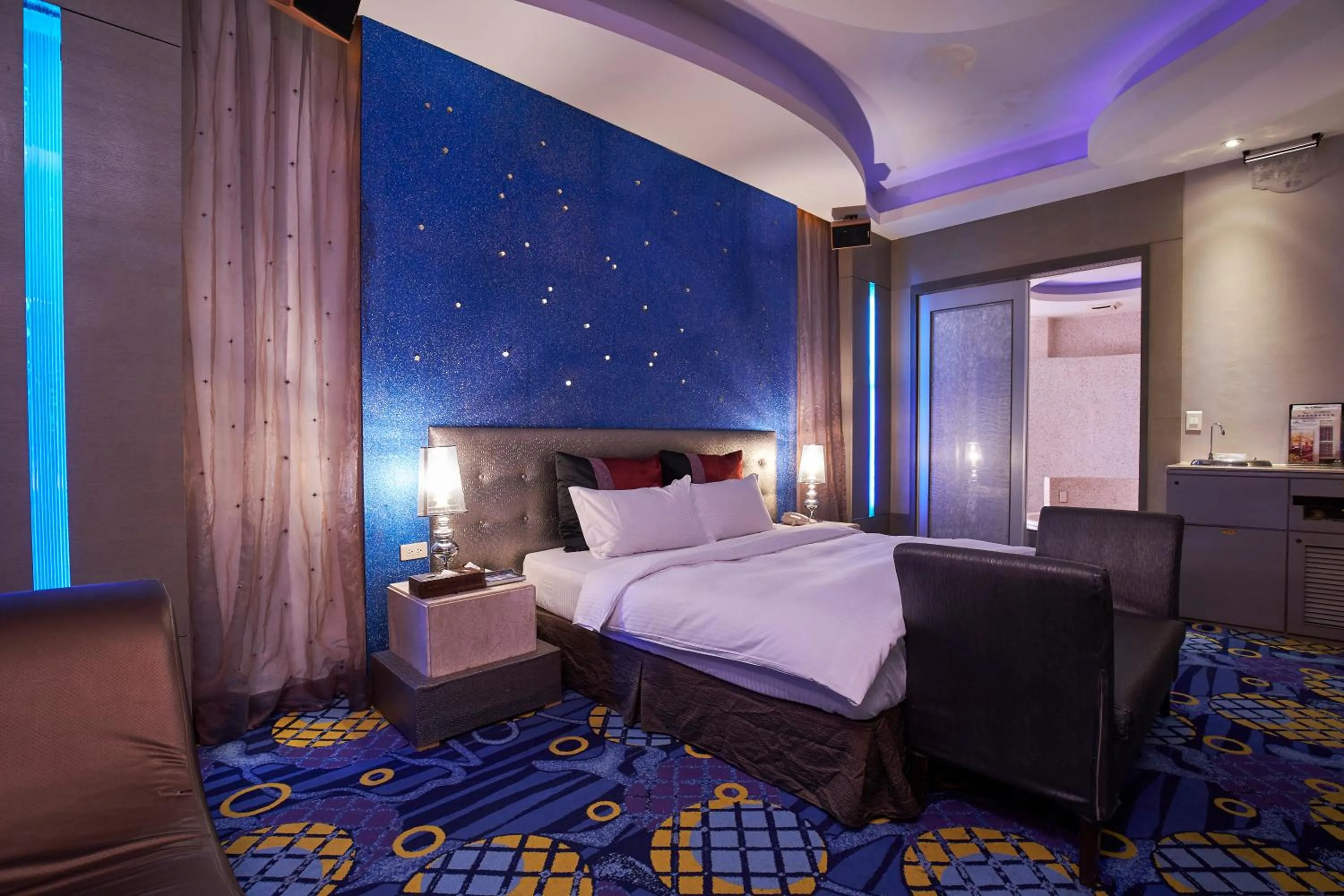 Photo of the whole room, Bed in Dongfeng Motel